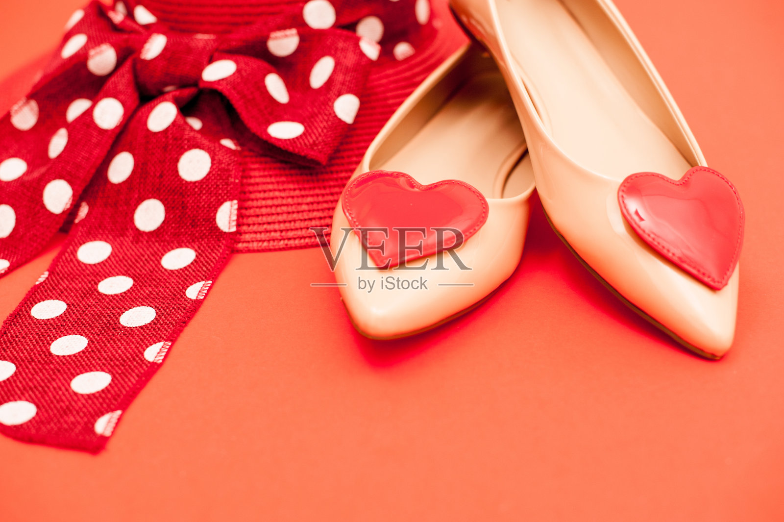 米色和红色个人配件在橙色背景-直接上面照片摄影图片