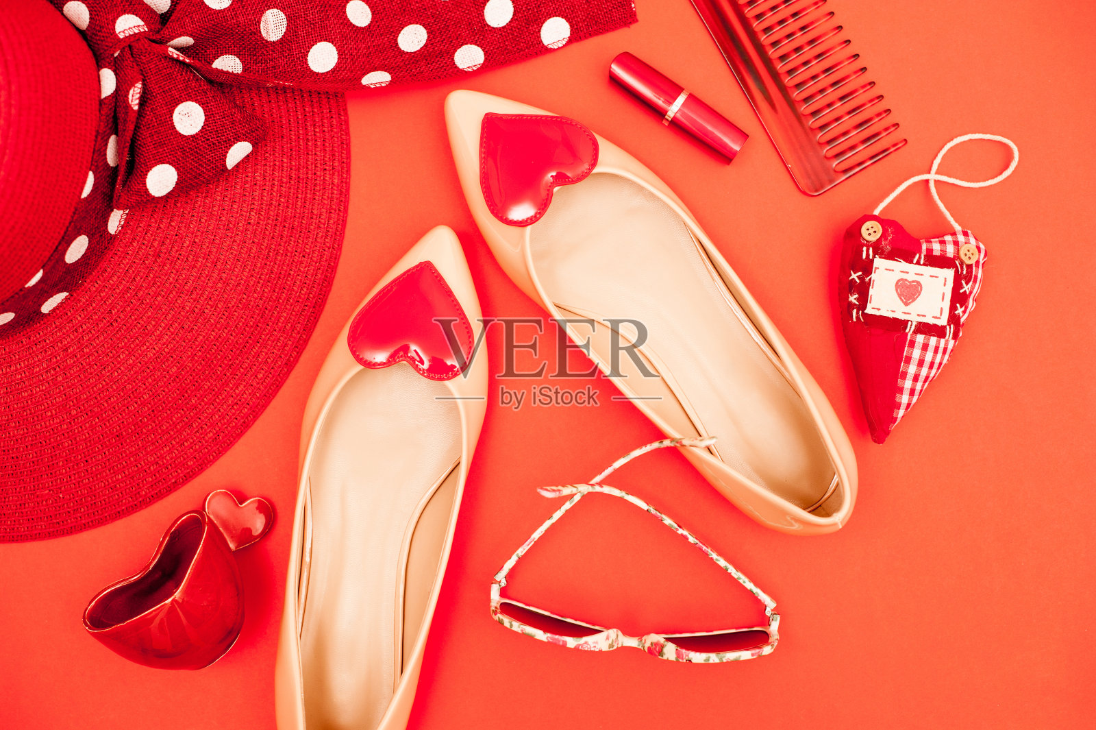 米色和红色个人配件在橙色背景-直接上面照片摄影图片