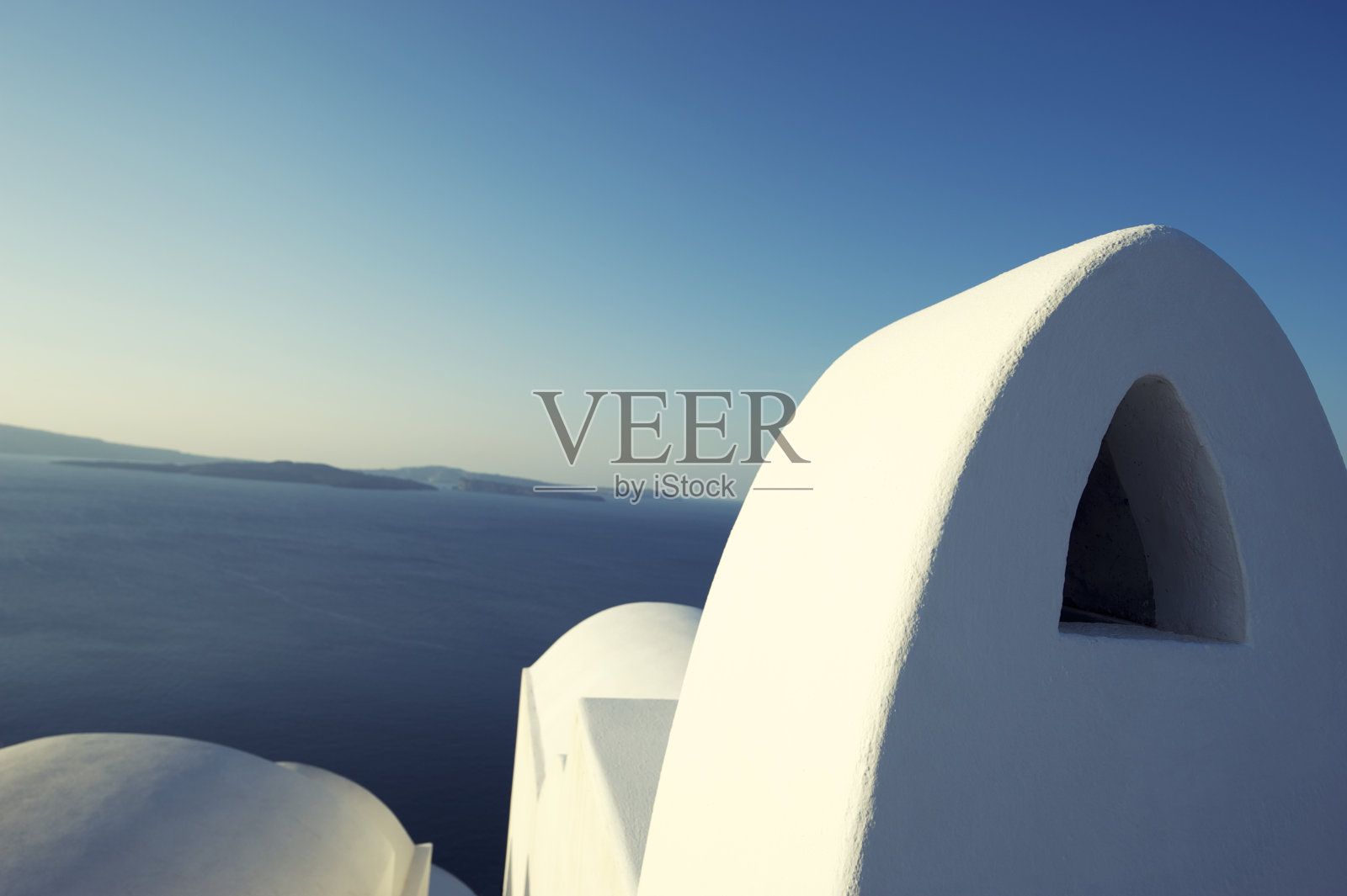 简单的白色灰泥希腊教堂建筑蓝天照片摄影图片