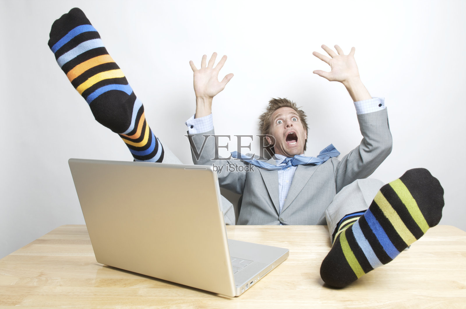 商人从椅子上摔下来照片摄影图片