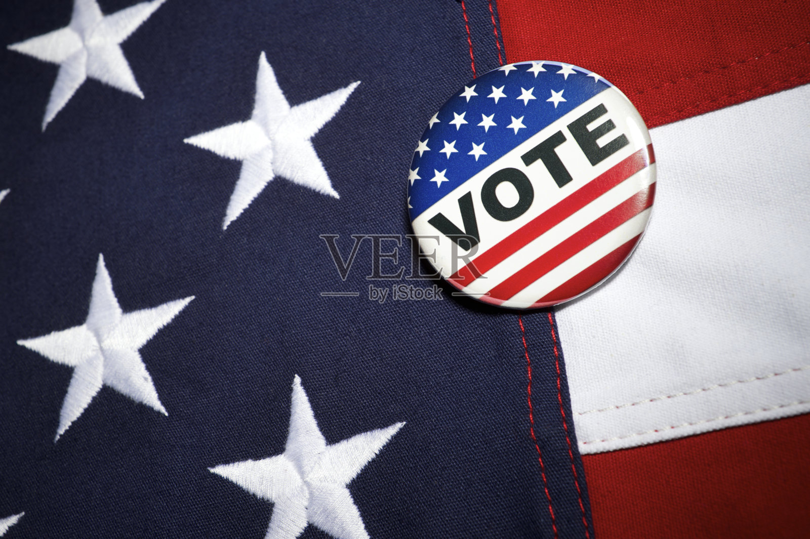 在美国国旗上佩戴星条旗照片摄影图片