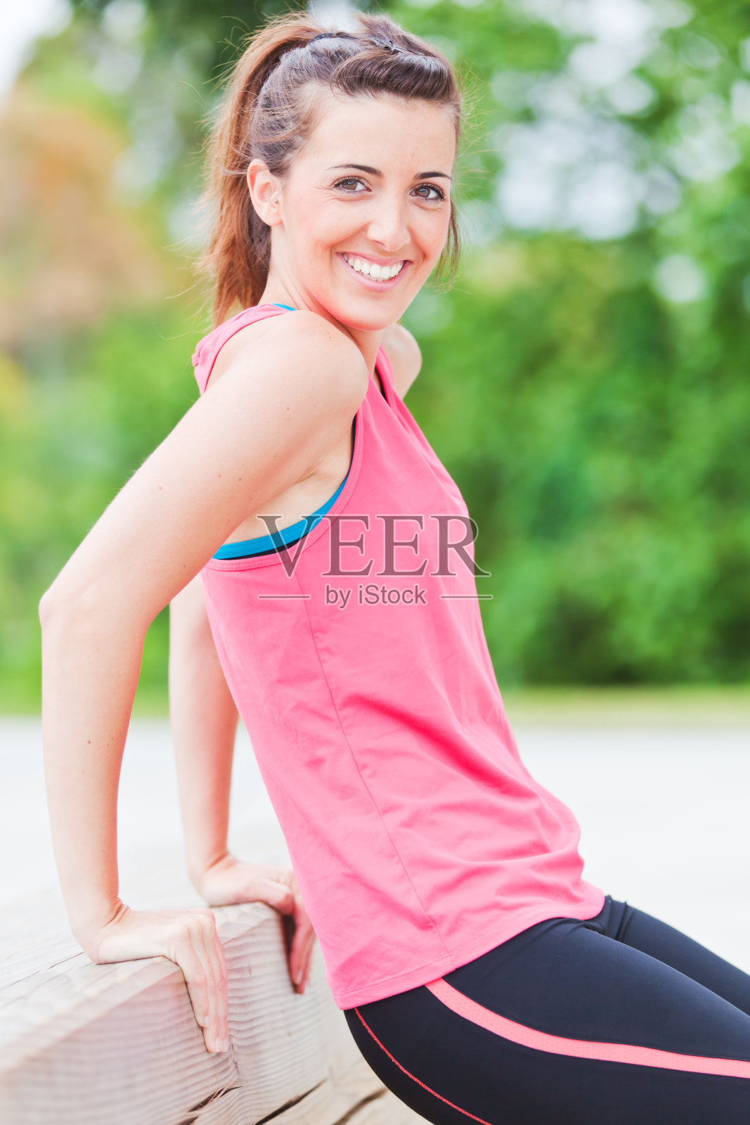 年轻运动员在长凳上做三头肌练习照片摄影图片