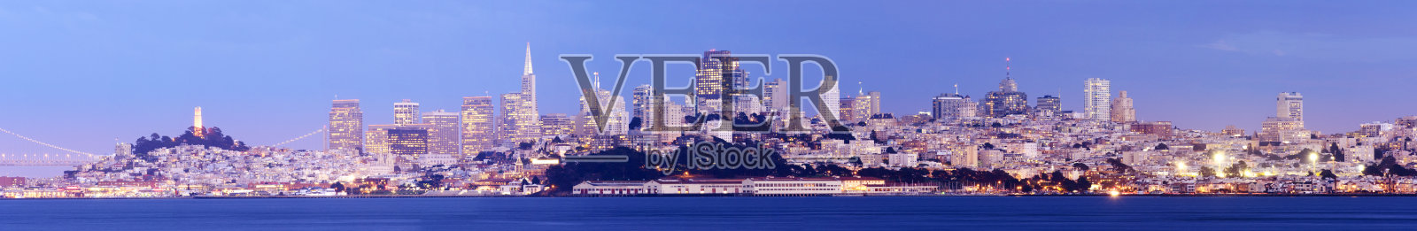 旧金山天际线在黄昏时闪闪发光照片摄影图片