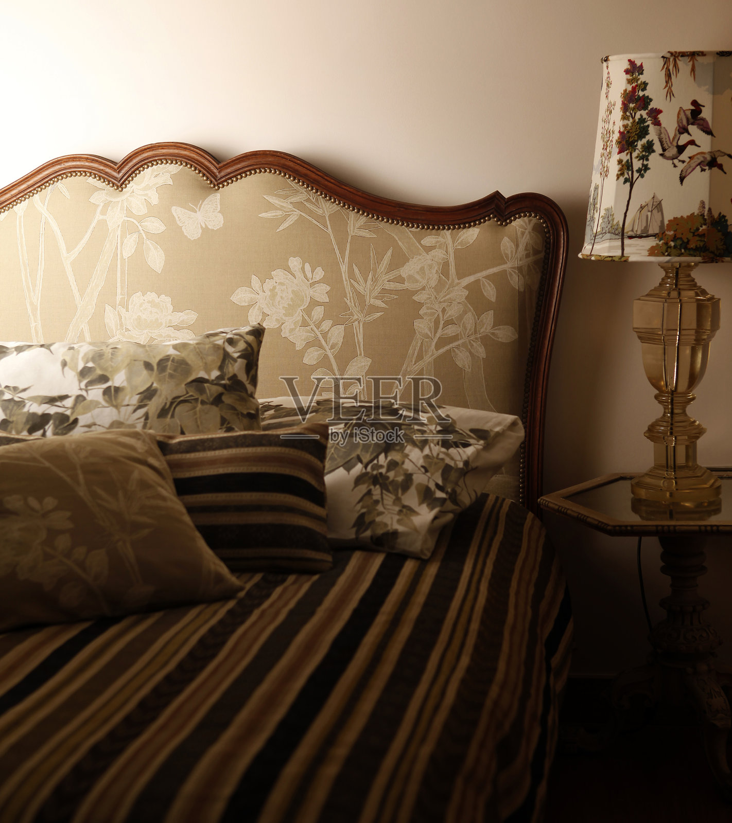 时尚的卧室内饰，配有靠垫和台灯照片摄影图片