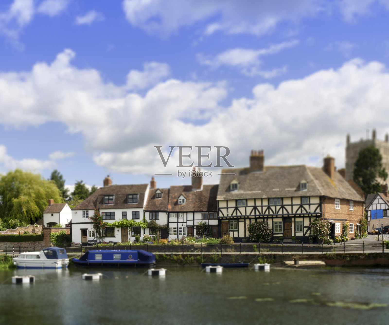 倾斜转移英国别墅，科茨沃尔德河畔设置，图克斯伯里，格洛斯特郡，英国照片摄影图片