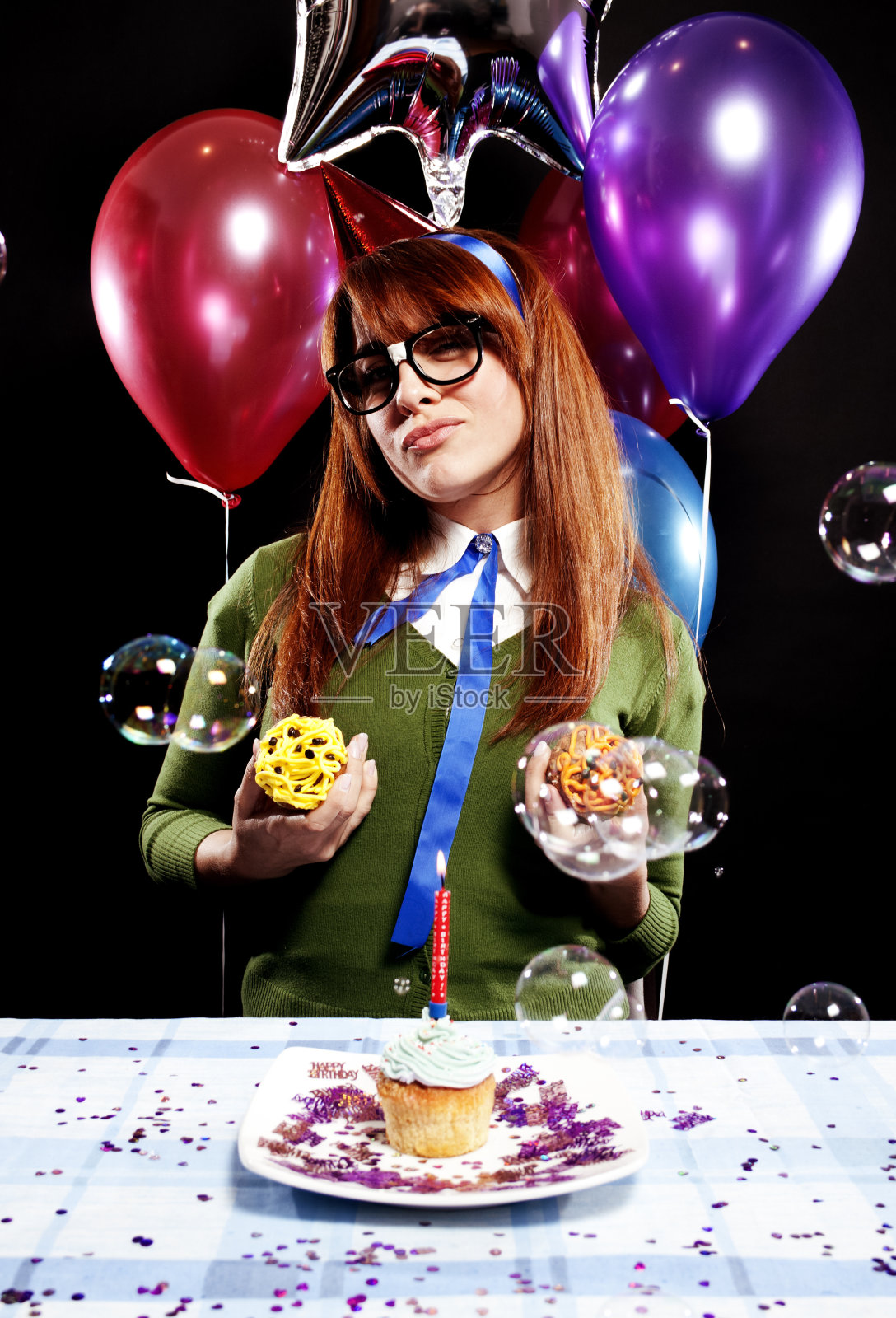 生日极客与杯子蛋糕摆姿势照片摄影图片