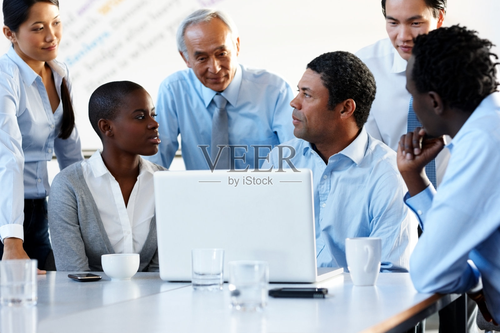 商人给同事演示手提电脑照片摄影图片