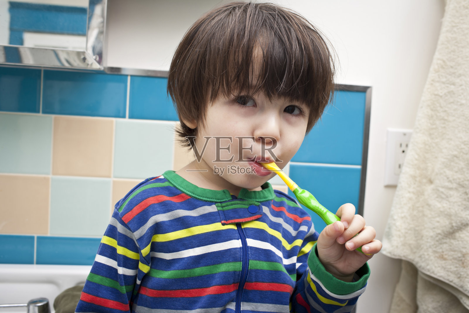 小男孩正在刷牙照片摄影图片