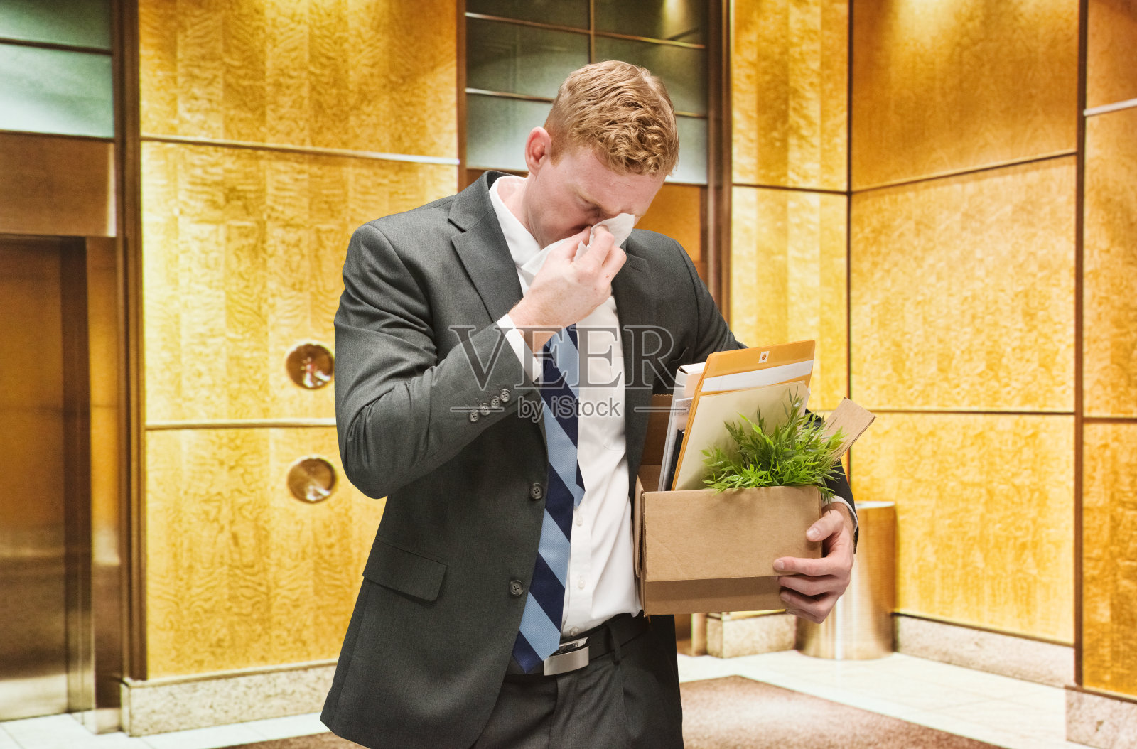 商人在办公室哭泣照片摄影图片