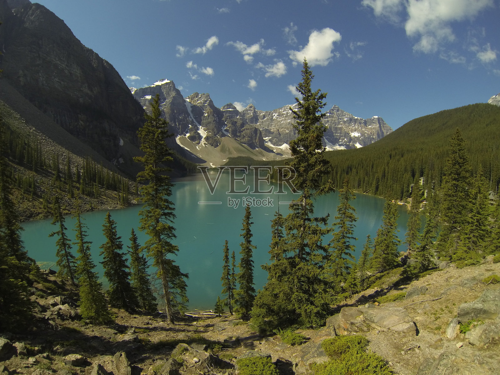 冰碛湖在一个阳光明媚的日子照片摄影图片