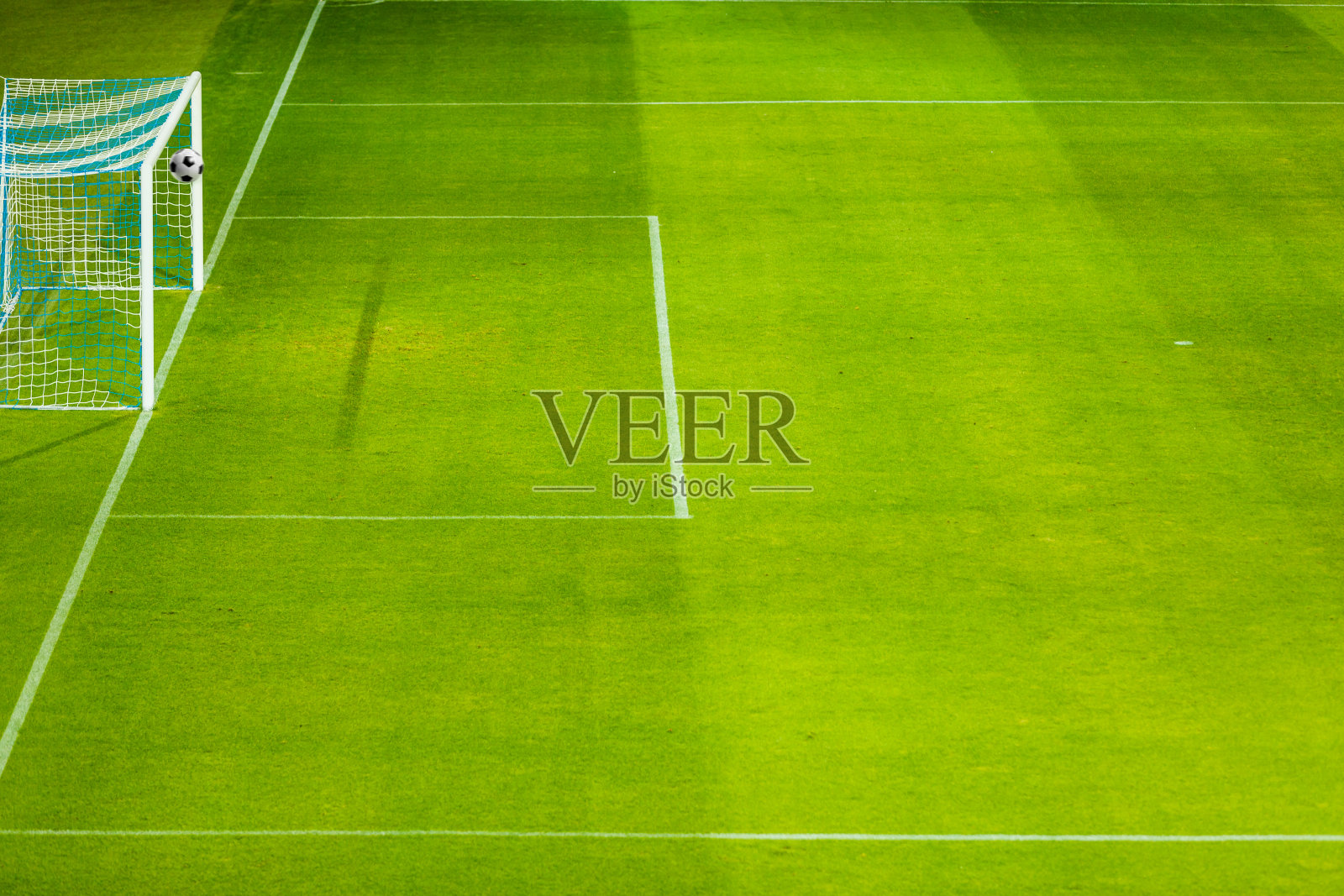 在足球场上射中目标的足球照片摄影图片