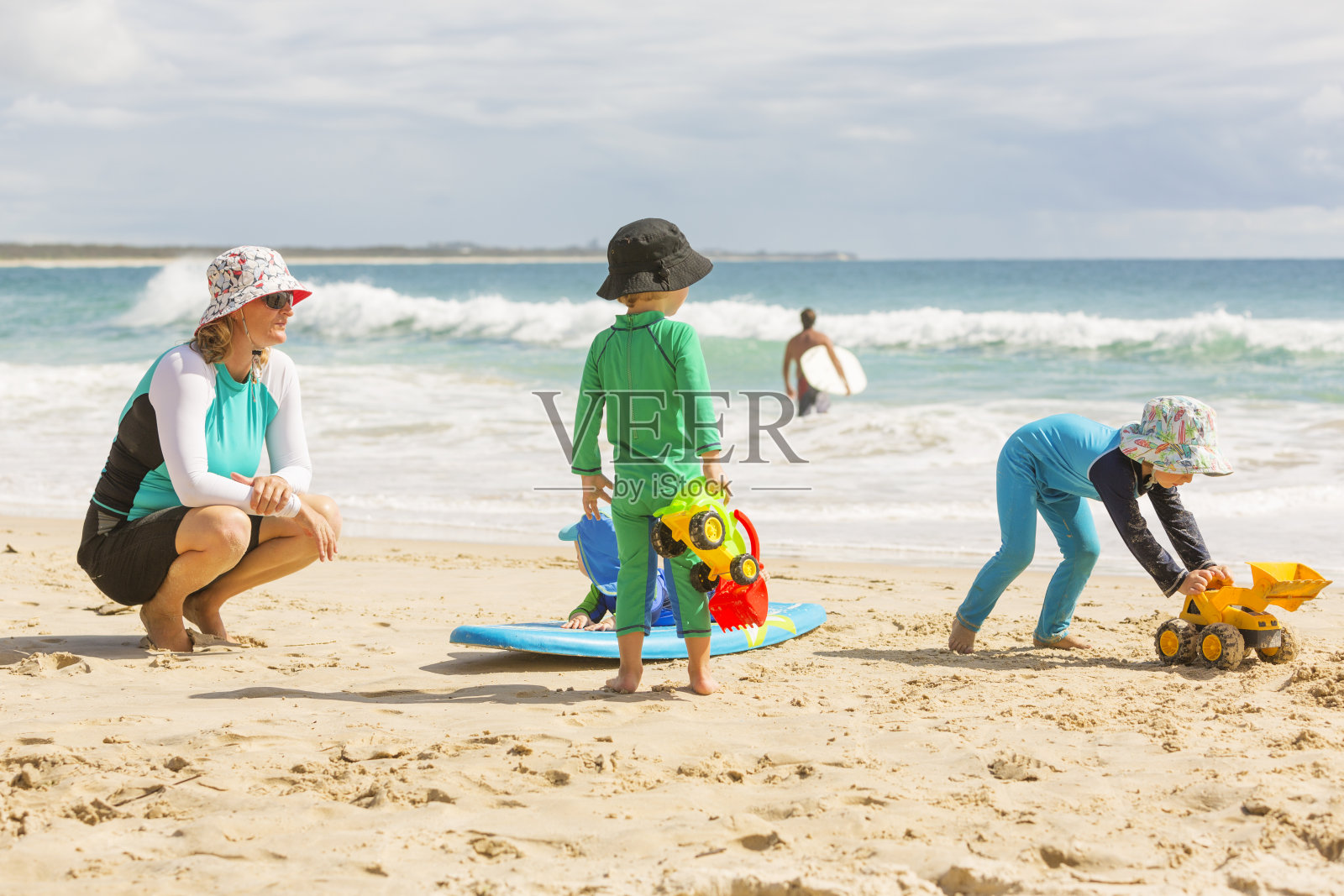 母亲和男孩在海滩上防晒照片摄影图片