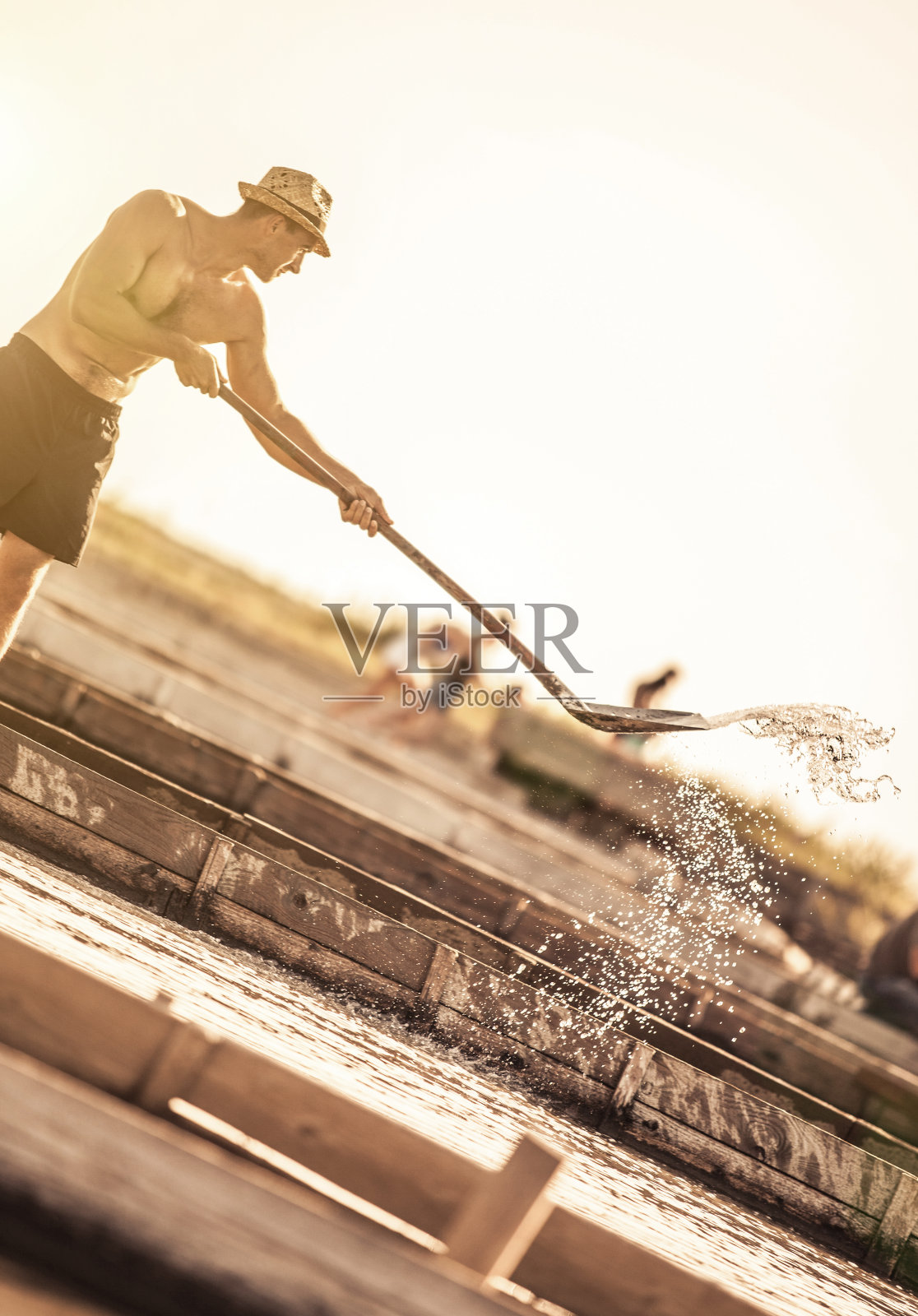 在传统盐田工作的人照片摄影图片