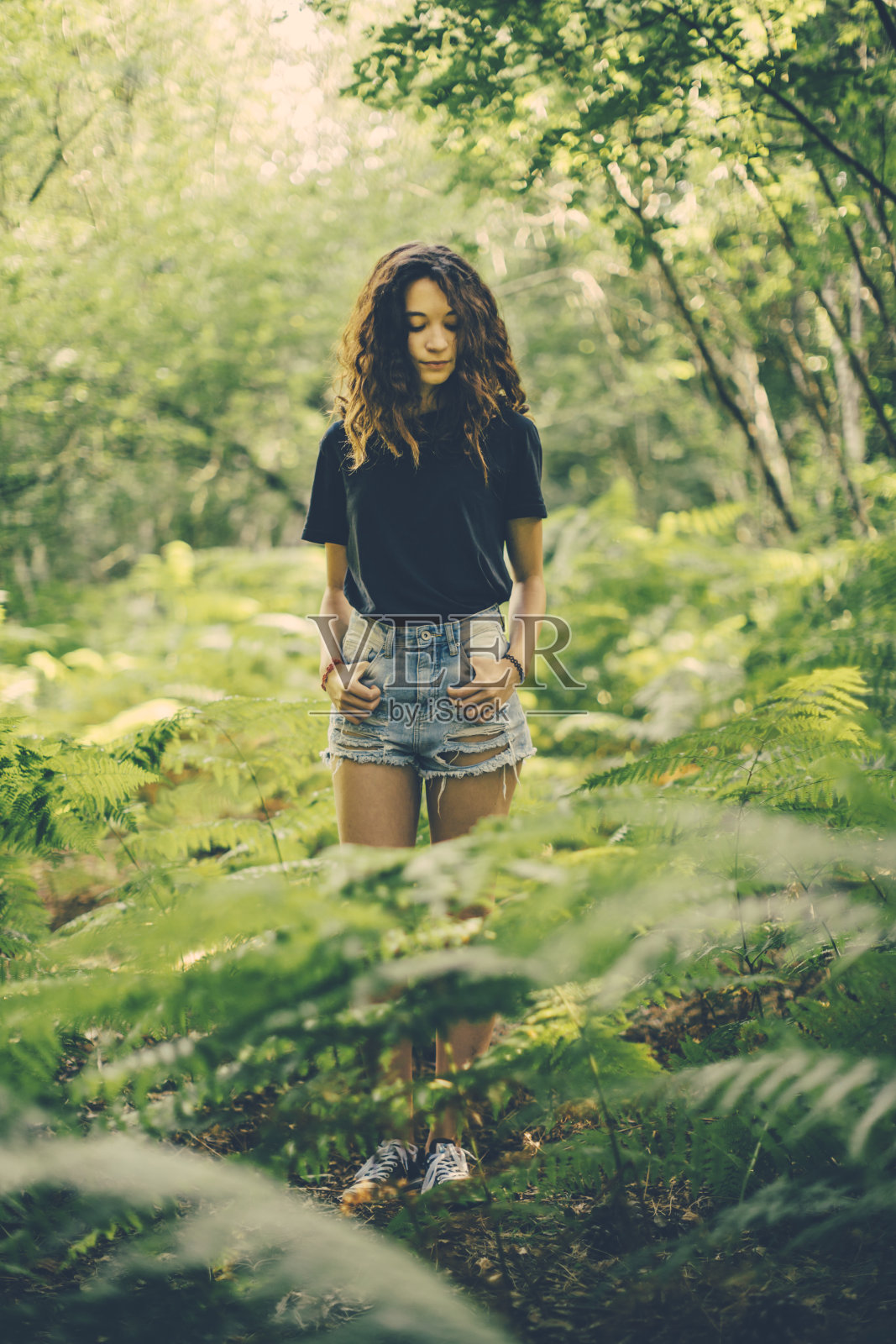 女孩在森林里享受大自然照片摄影图片
