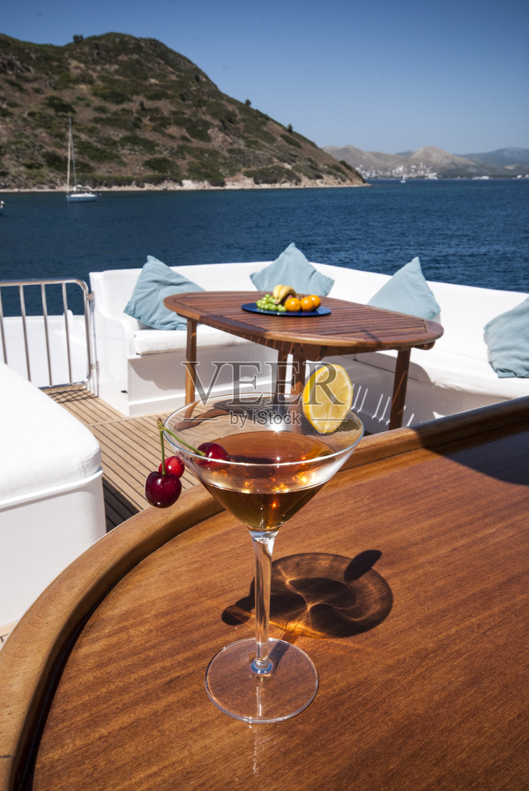 在游艇甲板上享受美酒照片摄影图片