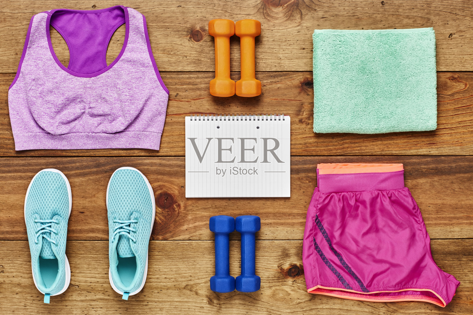 螺旋笔记本与哑铃和运动服装硬木f照片摄影图片