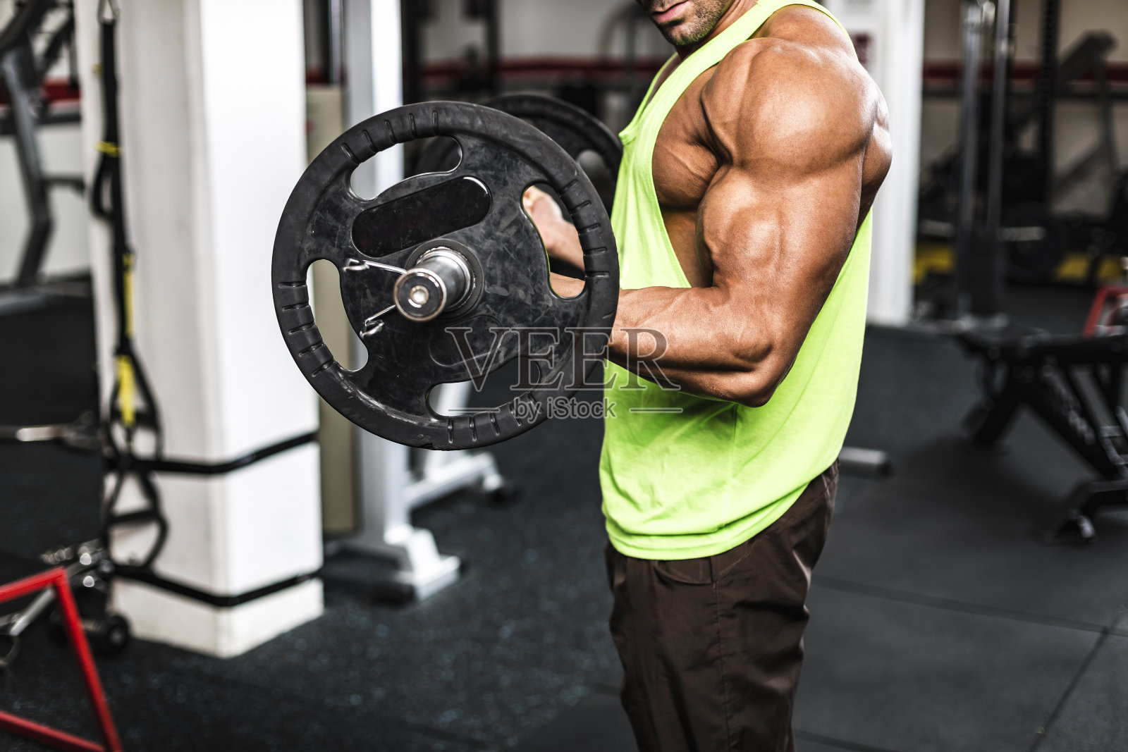 在健身房锻炼肱二头肌照片摄影图片