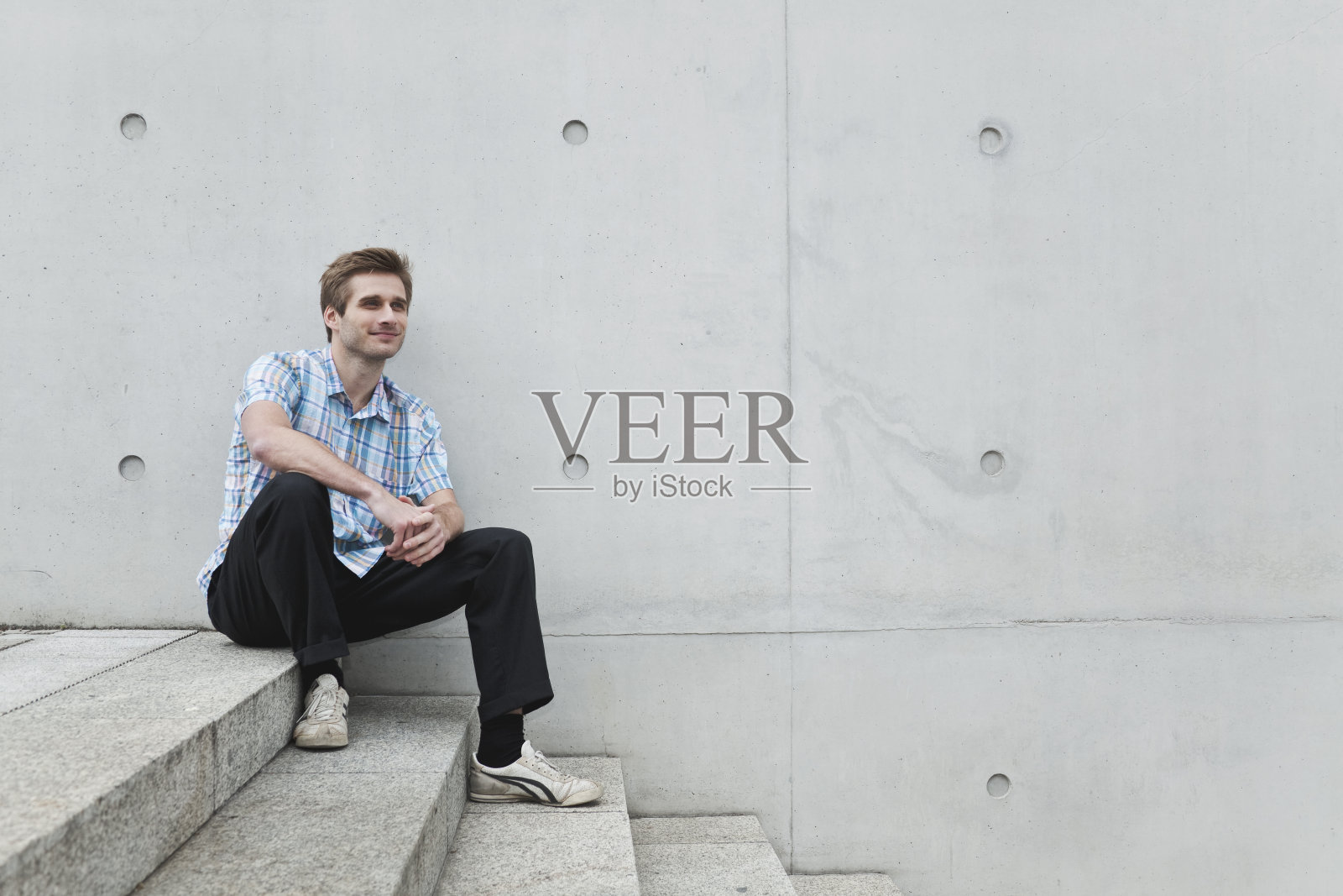 德国，柏林，微笑的男人，肖像照片摄影图片