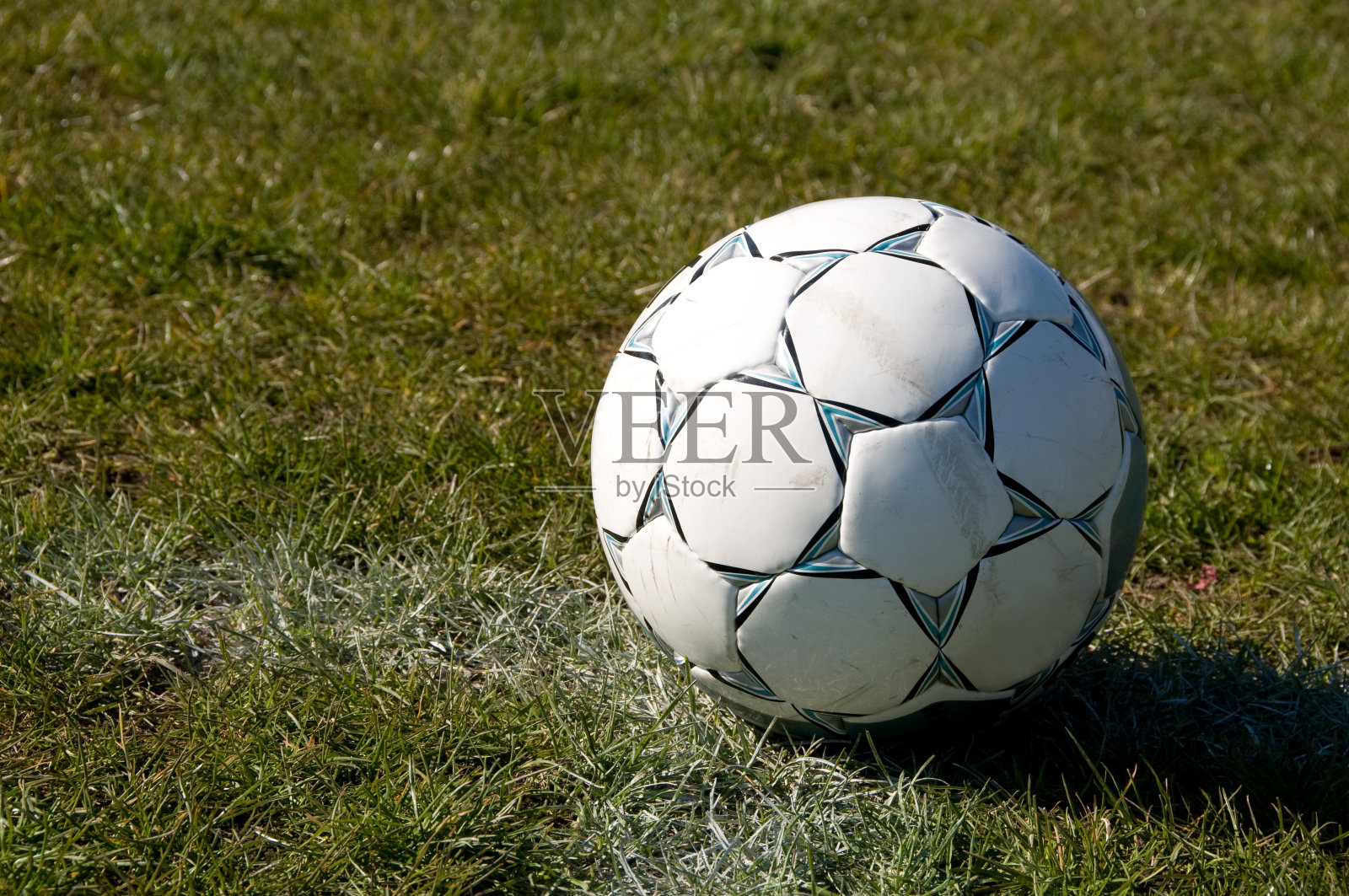 在草地上踢足球照片摄影图片