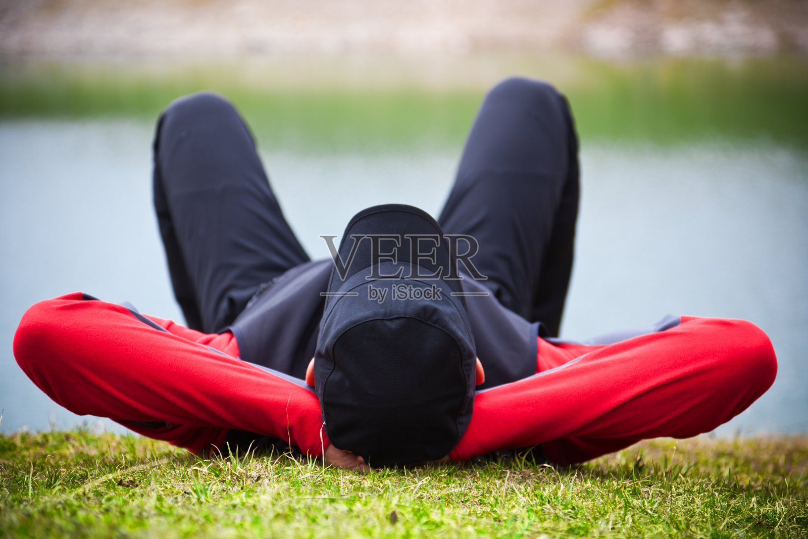 人在户外休息照片摄影图片