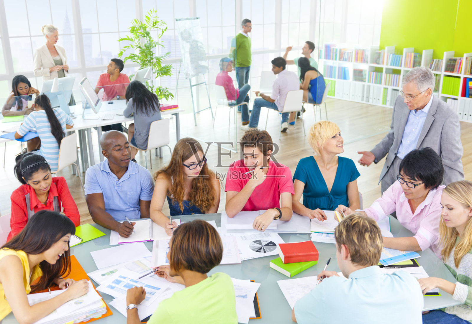 学生与老师一起工作照片摄影图片