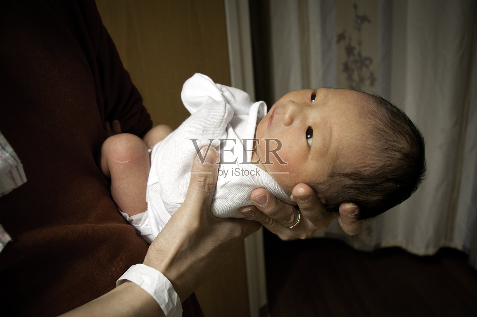 父亲在医院抱着新生婴儿照片摄影图片