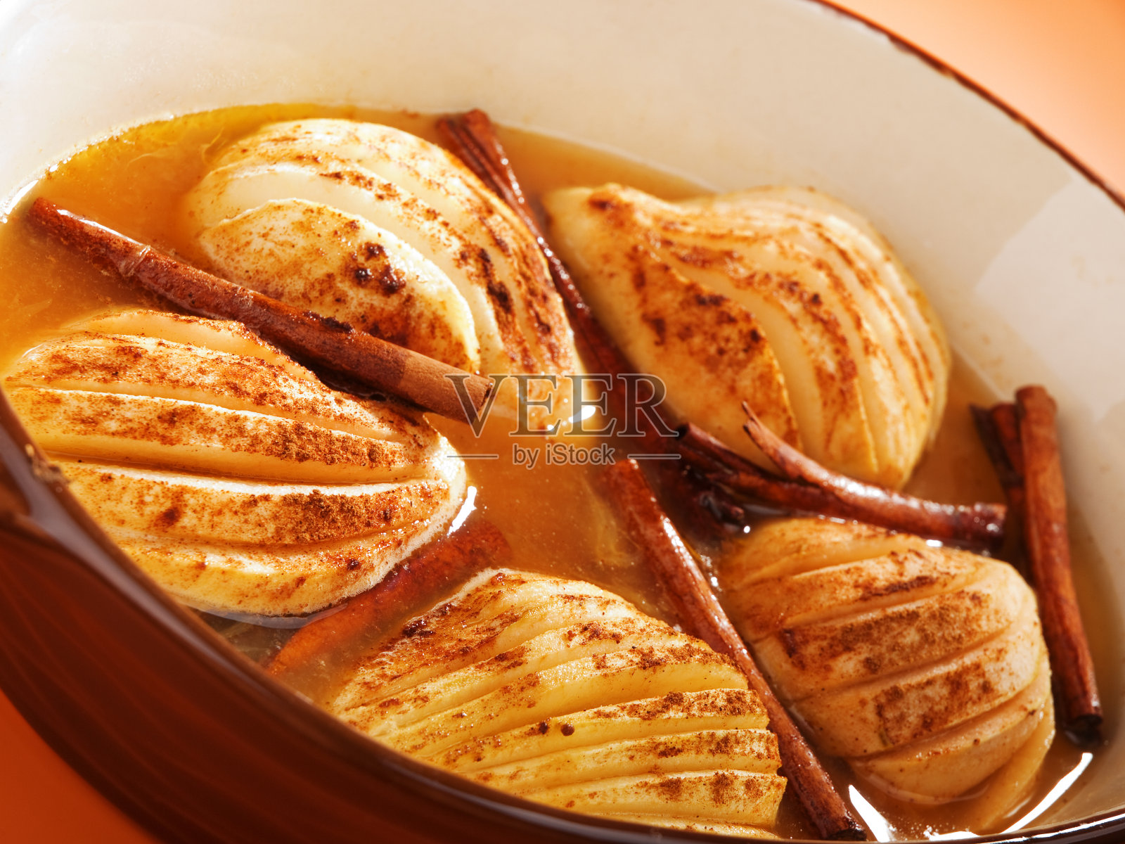 肉桂朗姆酒里的梨照片摄影图片