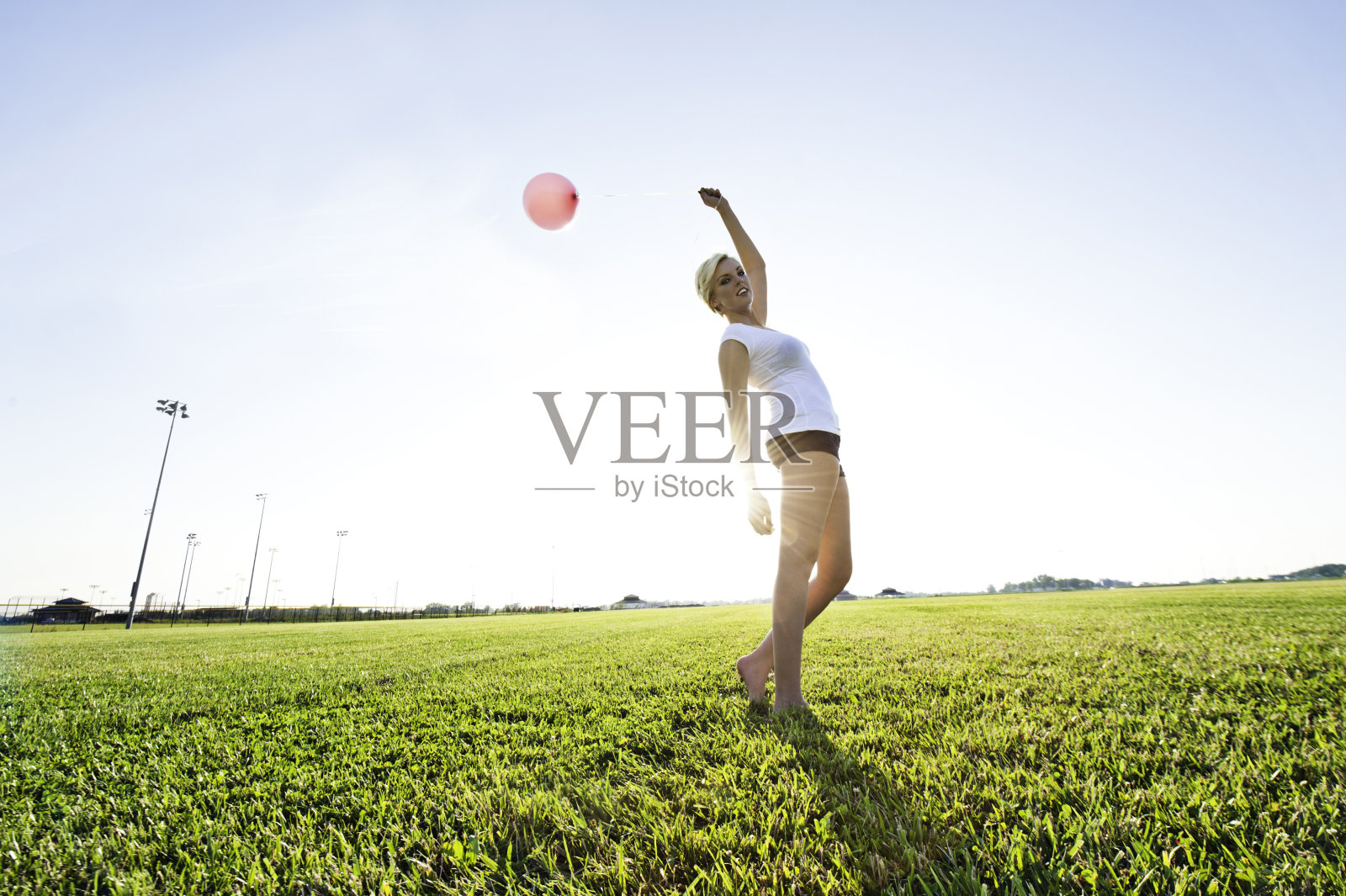 带着气球的无忧无虑的女人照片摄影图片