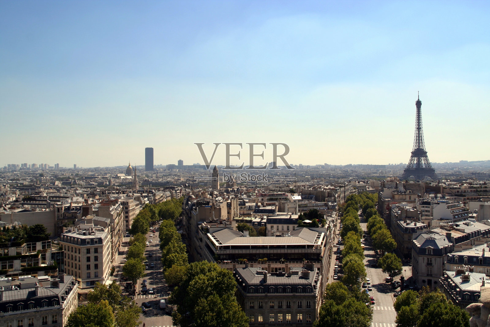 夏日巴黎和埃菲尔铁塔的城市景观照片摄影图片