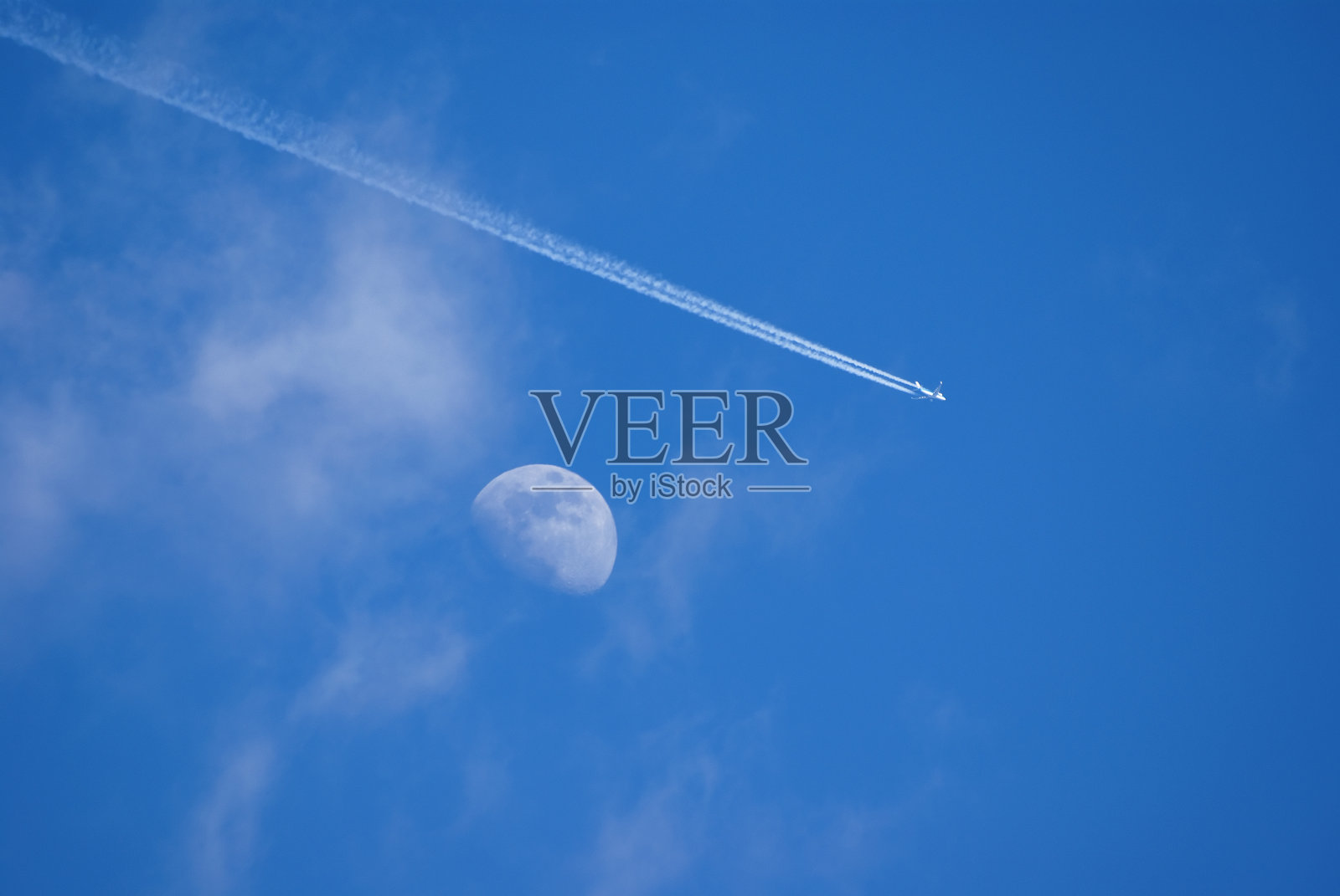 客机飞过月亮照片摄影图片