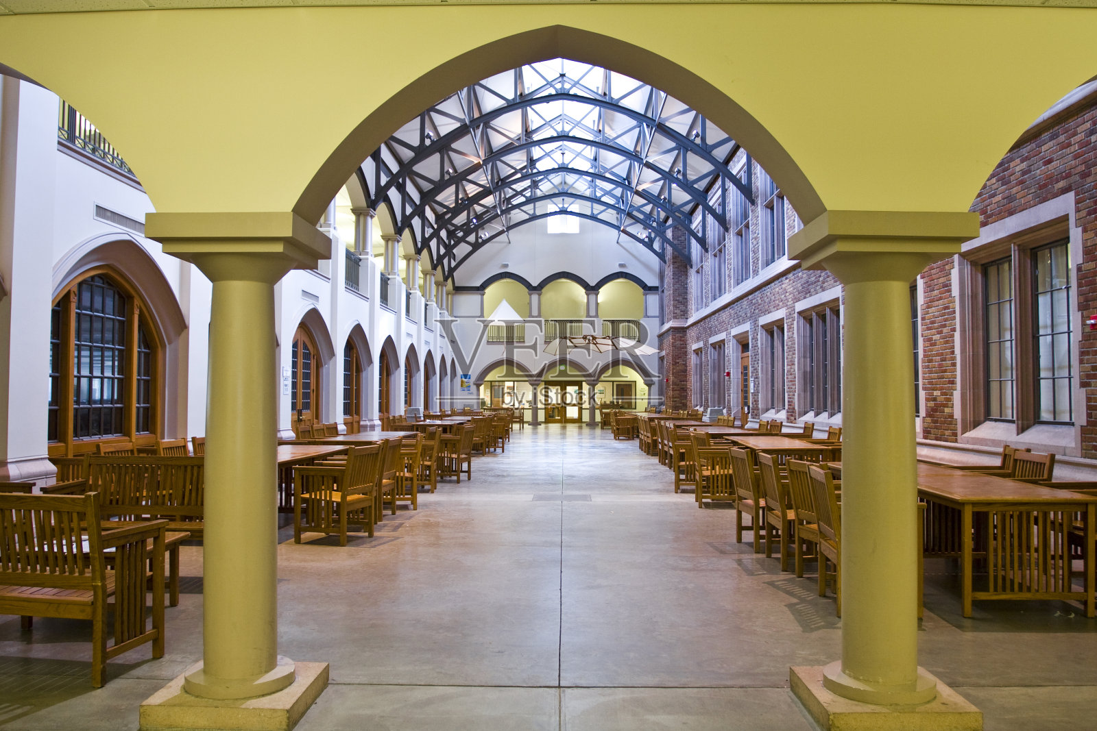 通往自习室的拱门。照片摄影图片