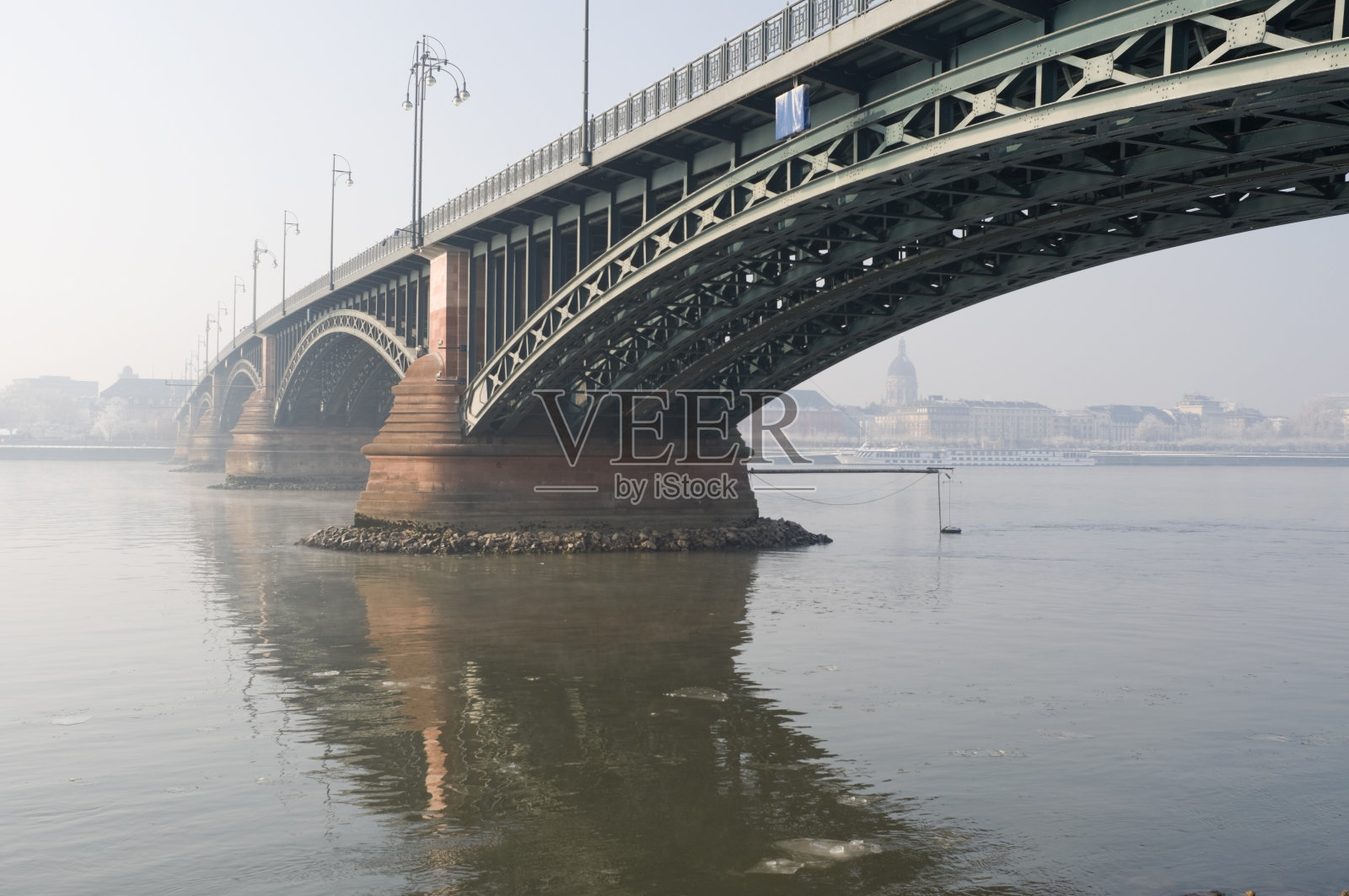 薄雾晨曦中的桥——德国美因茨照片摄影图片