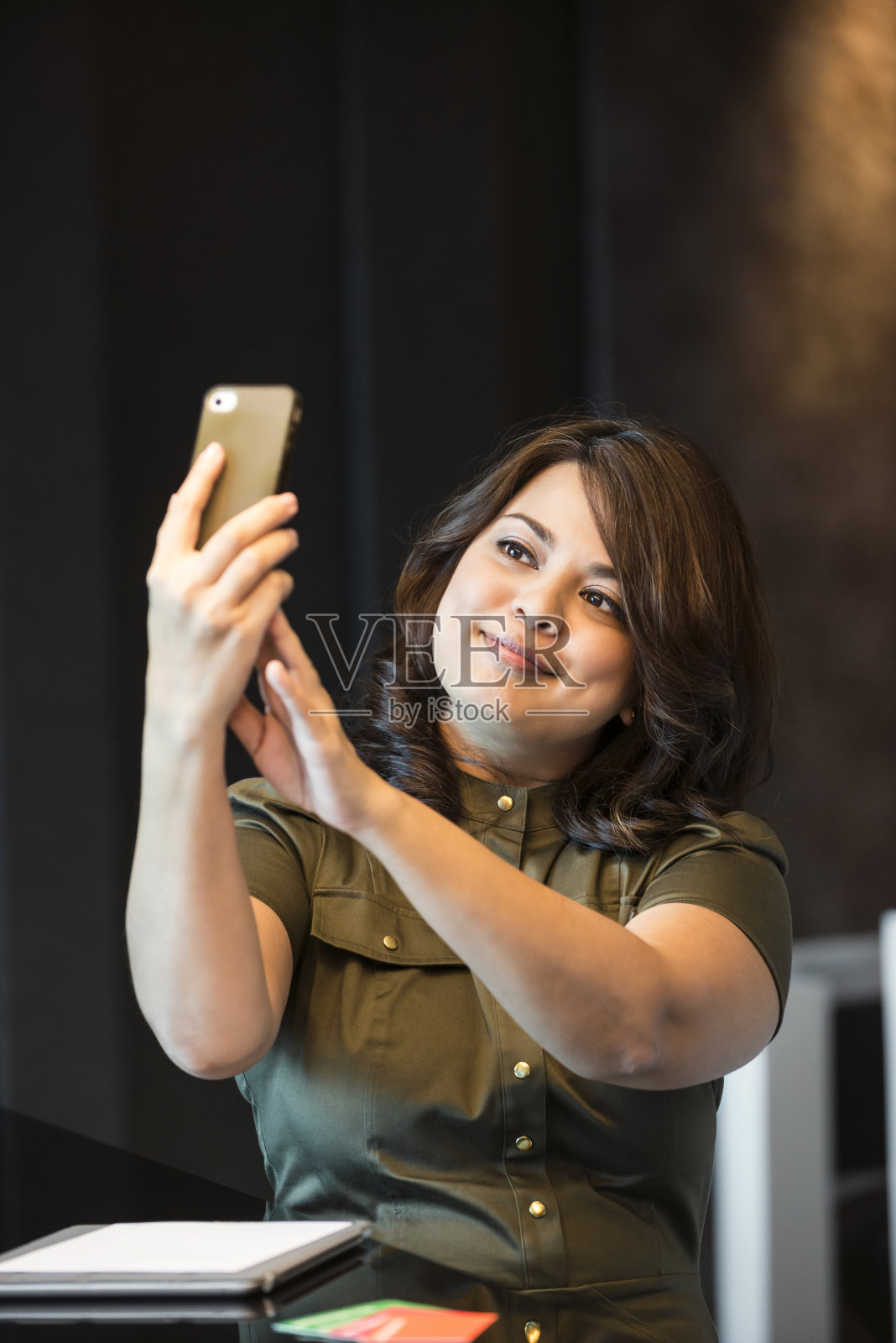有吸引力的欧亚女商人照片摄影图片