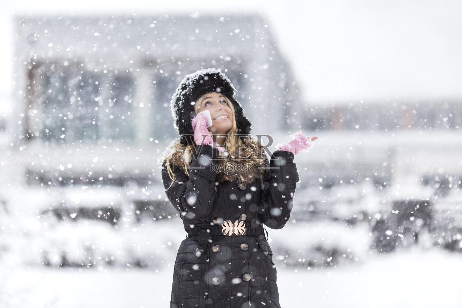 年轻女子在冬天的一天户外使用手机照片摄影图片