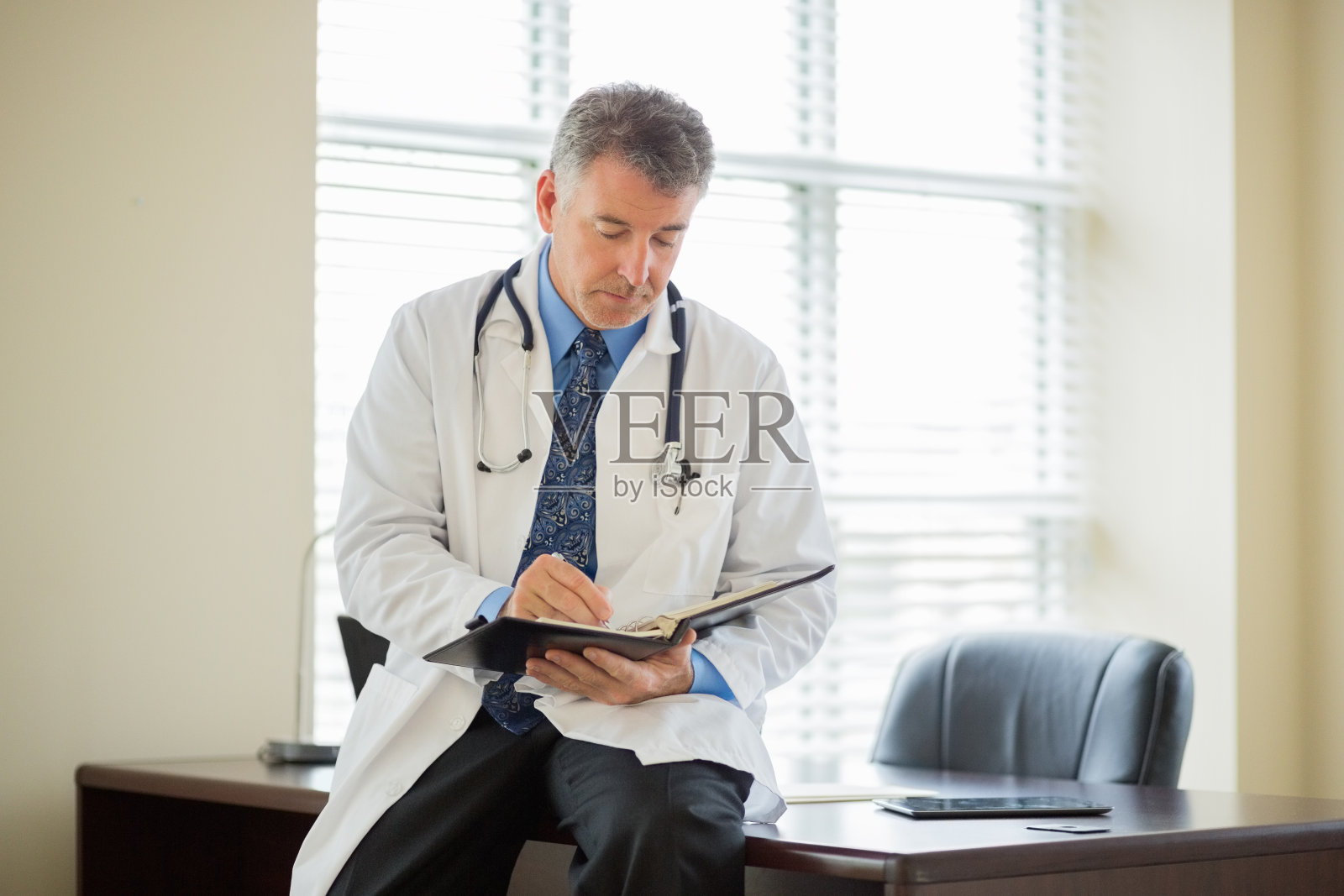 男医生写日记照片摄影图片