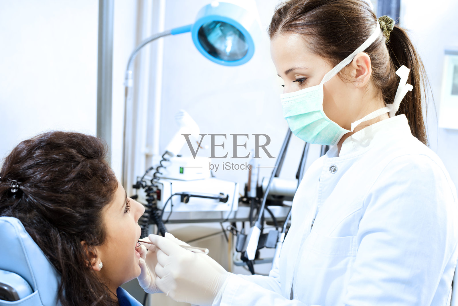 在看牙医照片摄影图片