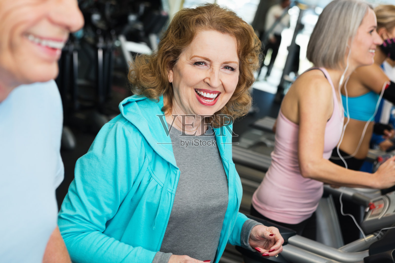 一群老年人在健身房跑步机上慢跑照片摄影图片