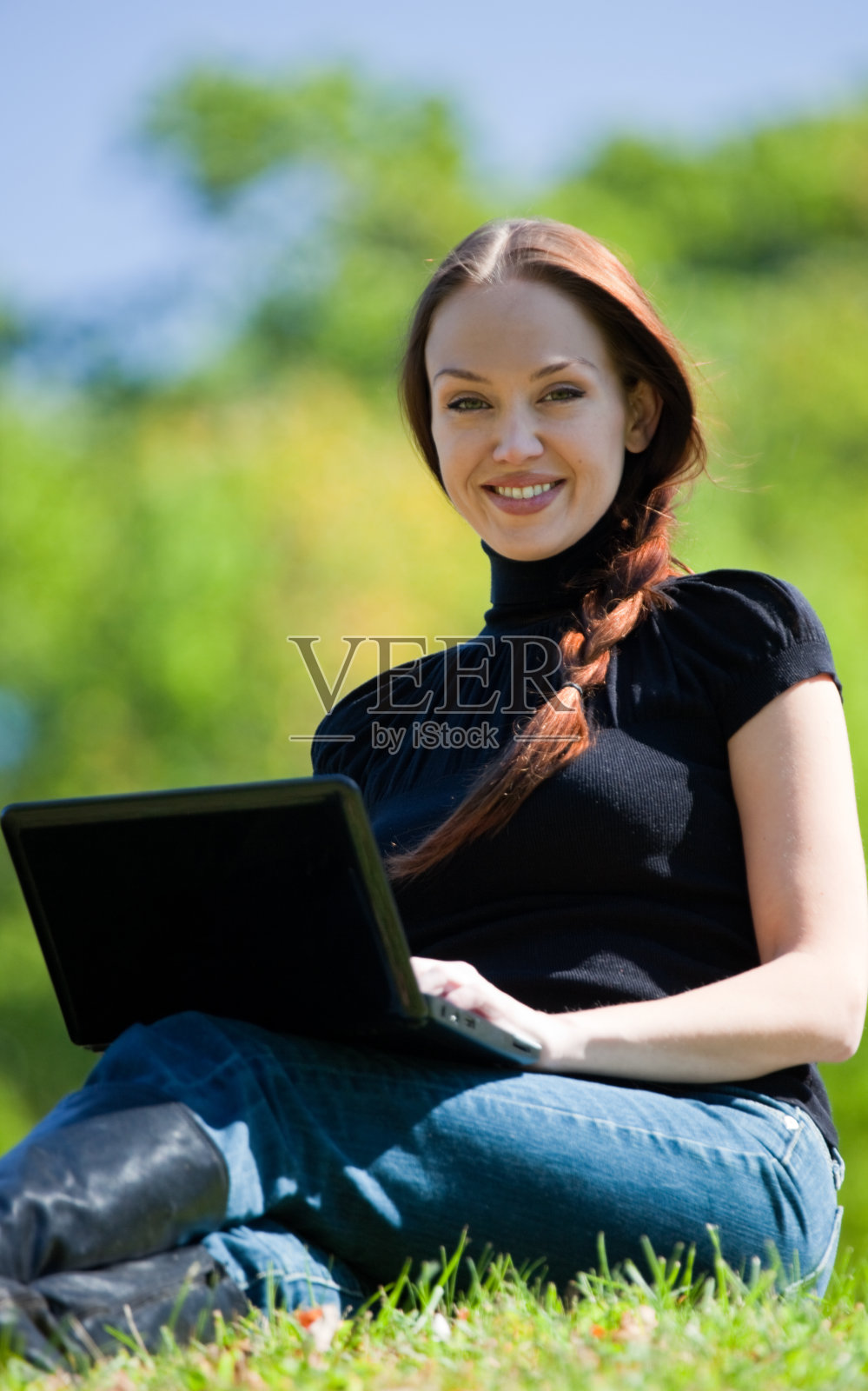 带着笔记本电脑的女人照片摄影图片