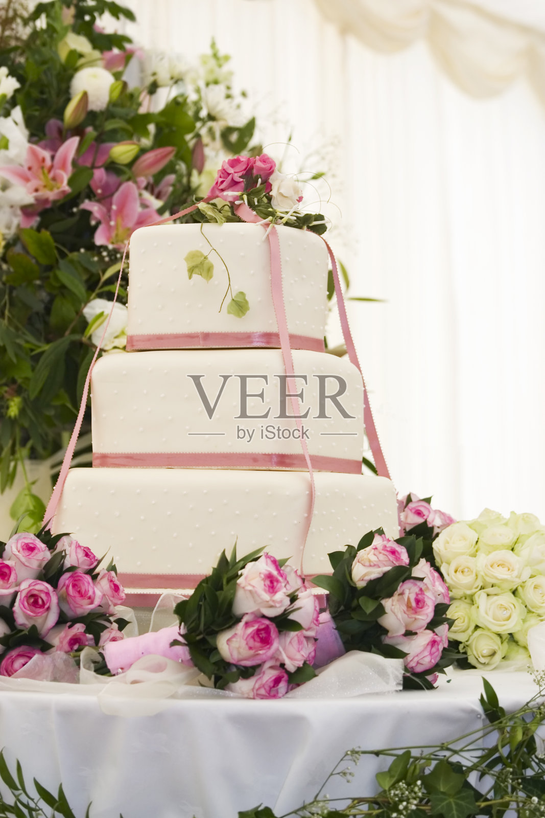 婚礼蛋糕和花束照片摄影图片
