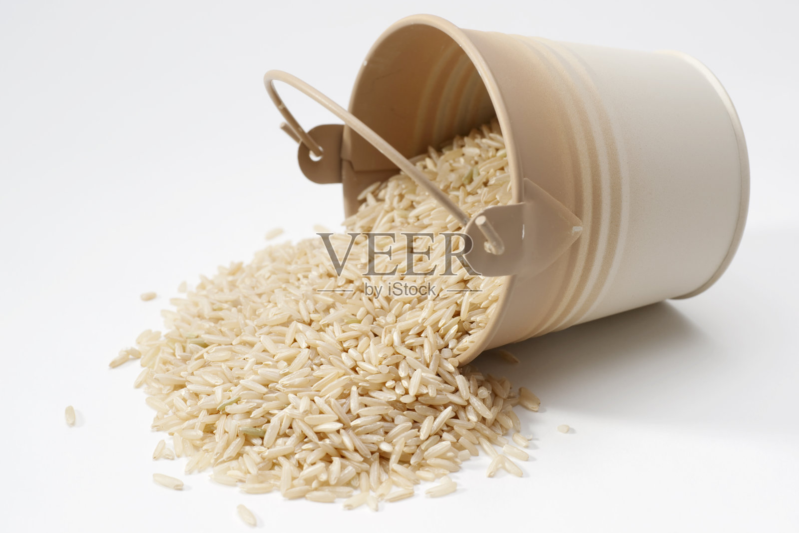舀一桶长粒糙米照片摄影图片