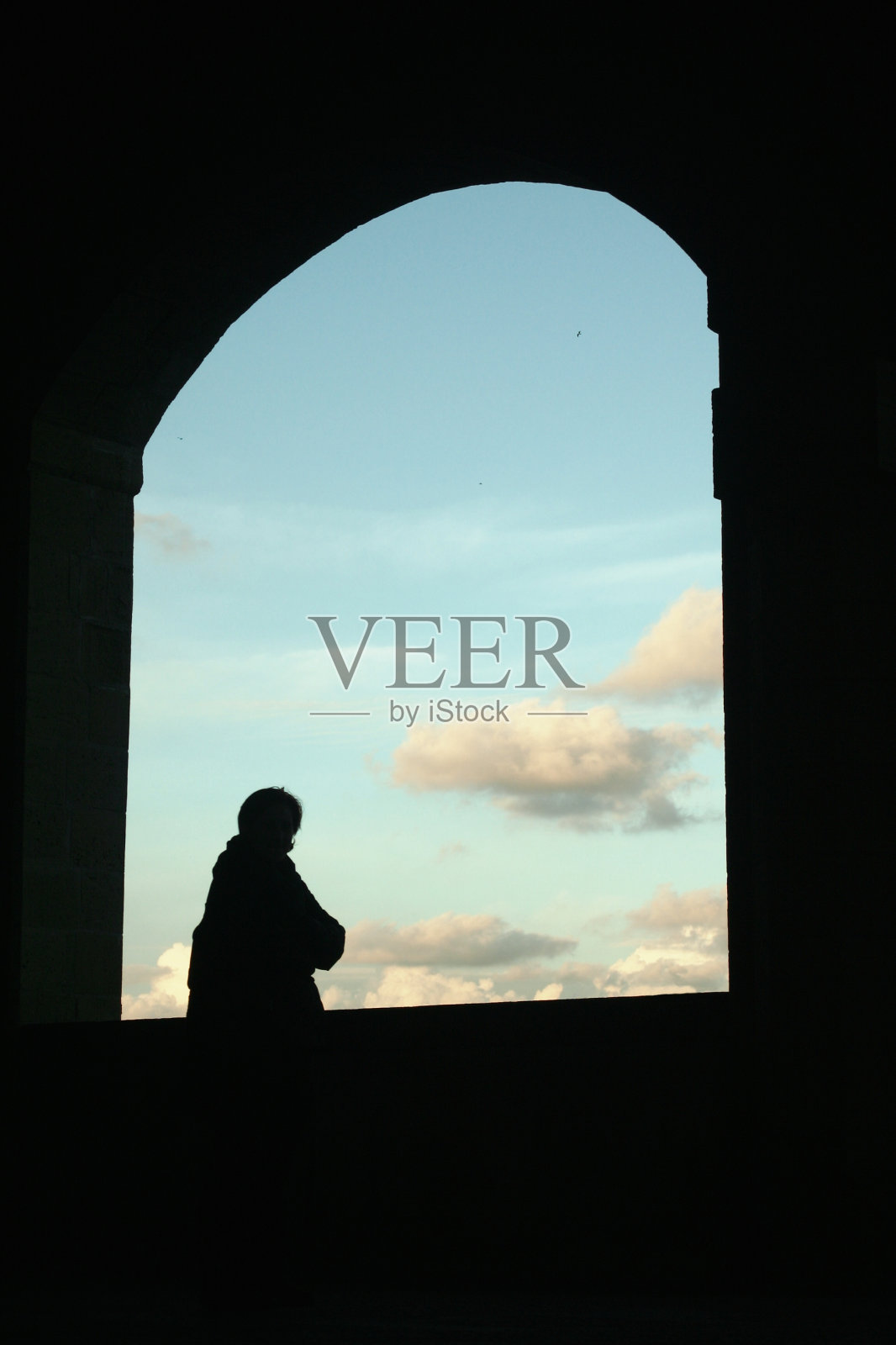 窗外的剪影照片摄影图片