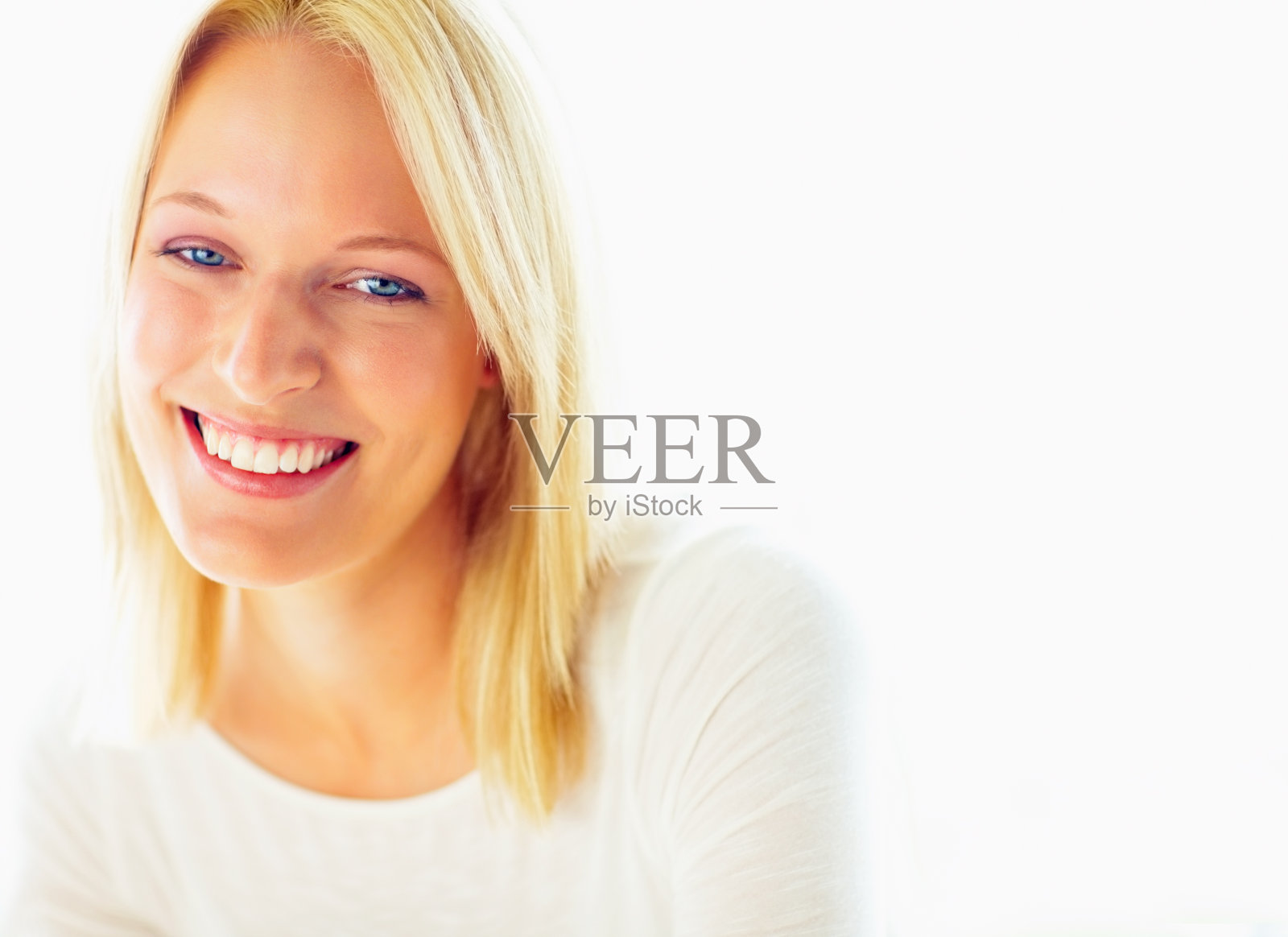 微笑的年轻女性孤立在白色背景照片摄影图片