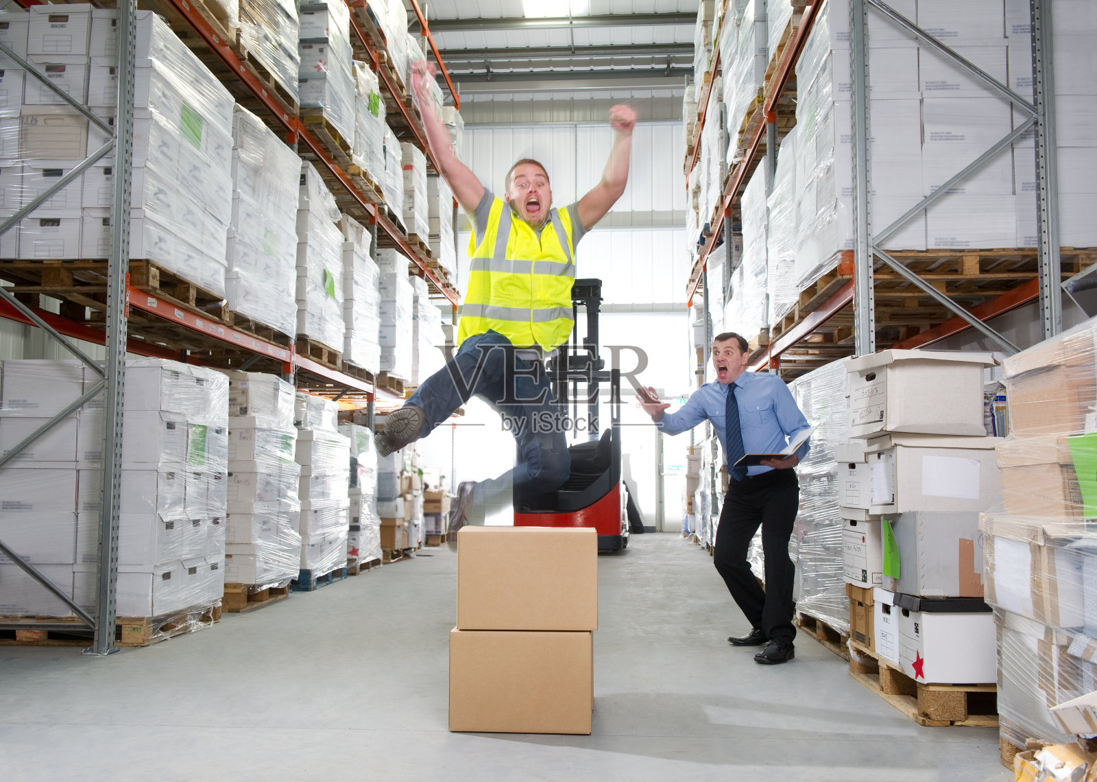 仓库工人搬运箱子照片摄影图片