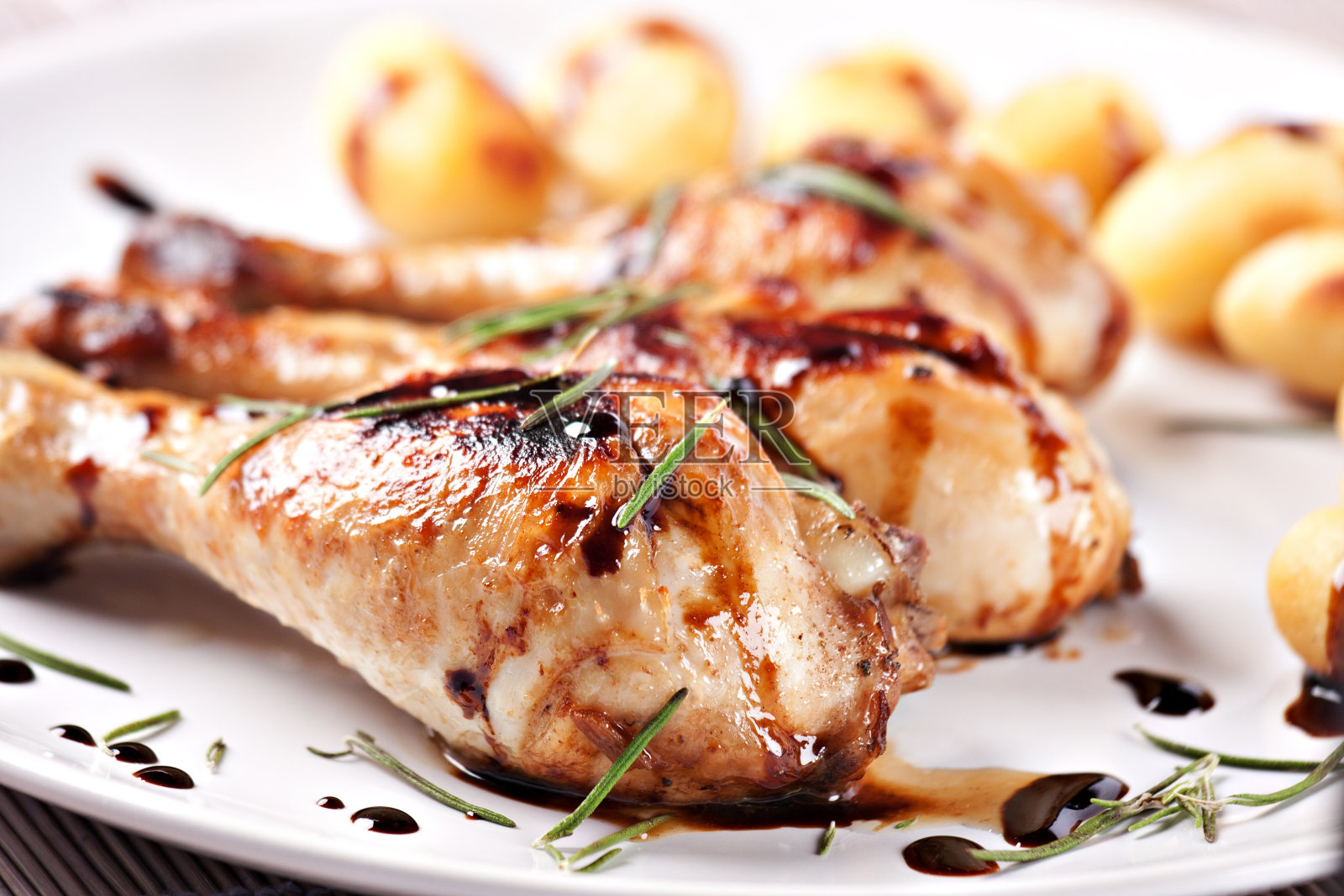 用盘子盛着烤鸡和土豆照片摄影图片