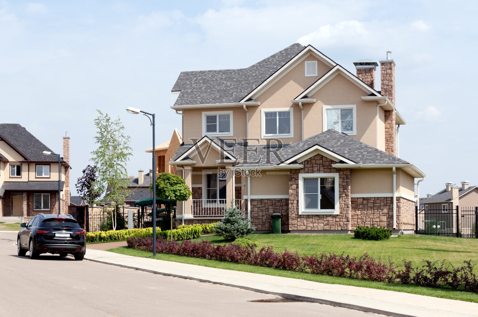 夏季郊区新住宅的外部长镜头视图照片摄影图片