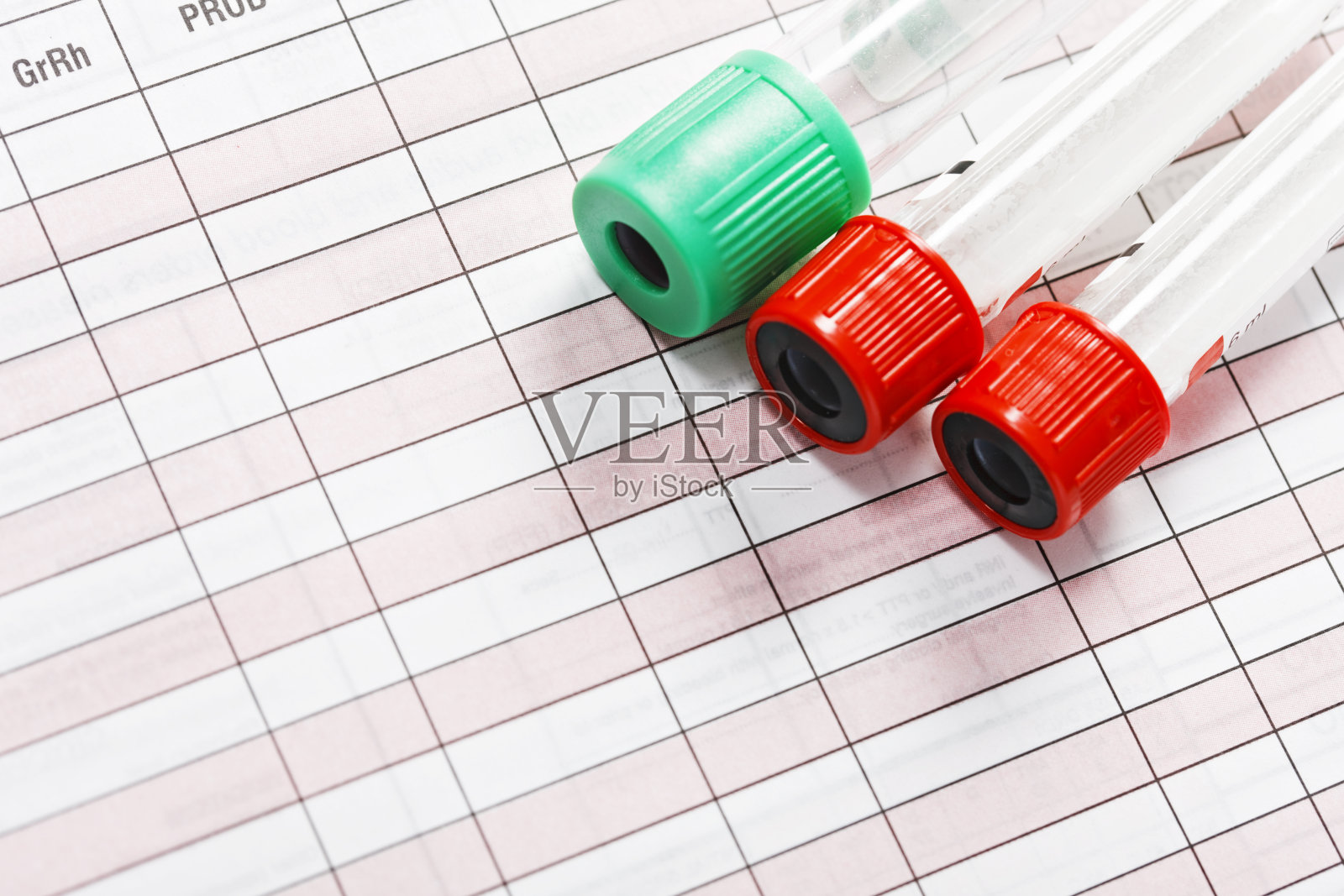 空白病历表上的采血管照片摄影图片