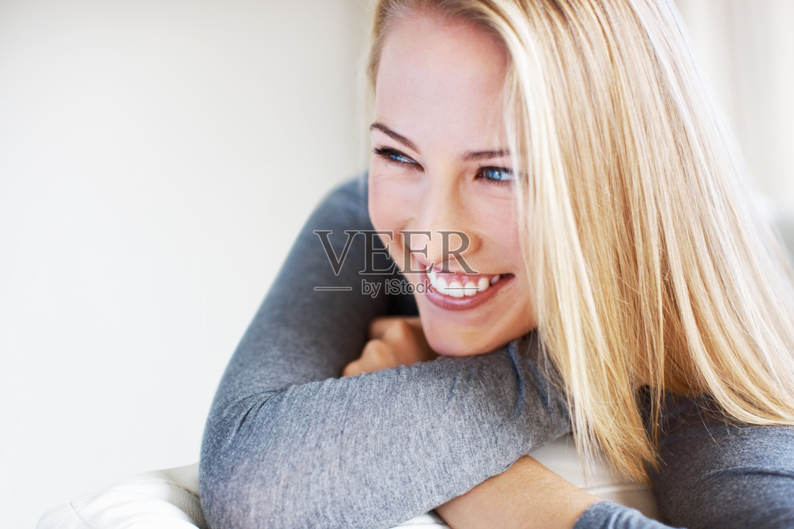 笑容灿烂的女人照片摄影图片