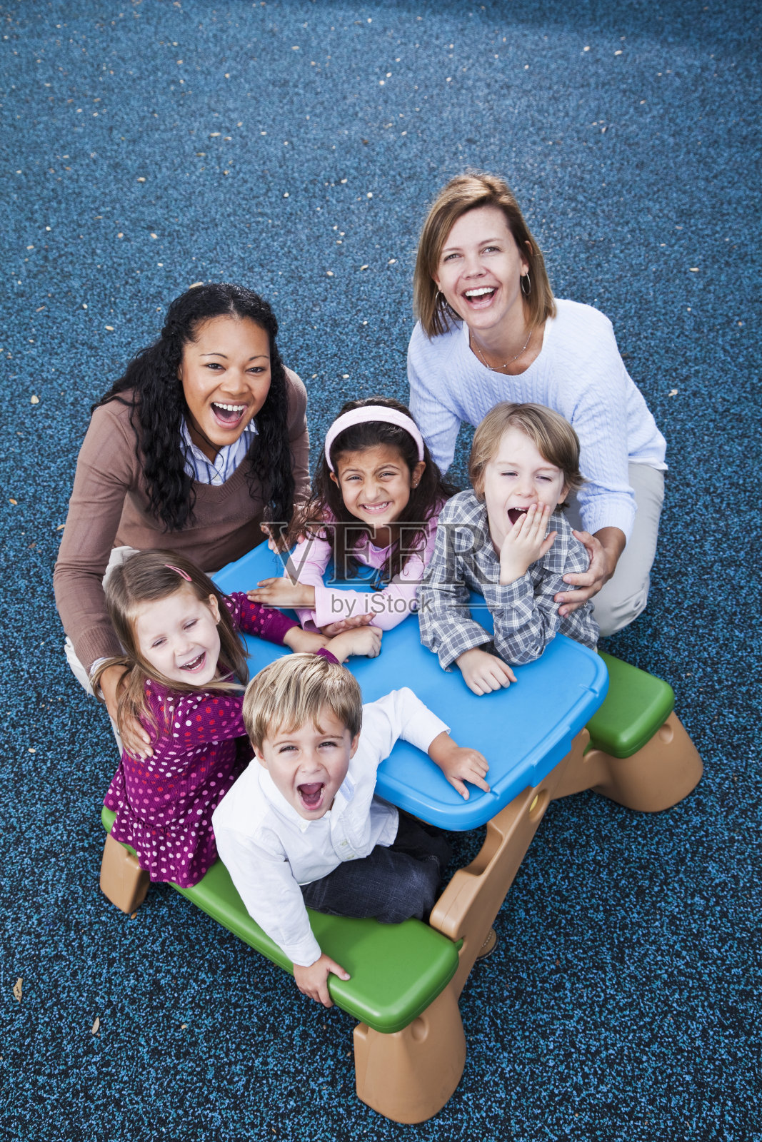 幼儿园老师和孩子们照片摄影图片