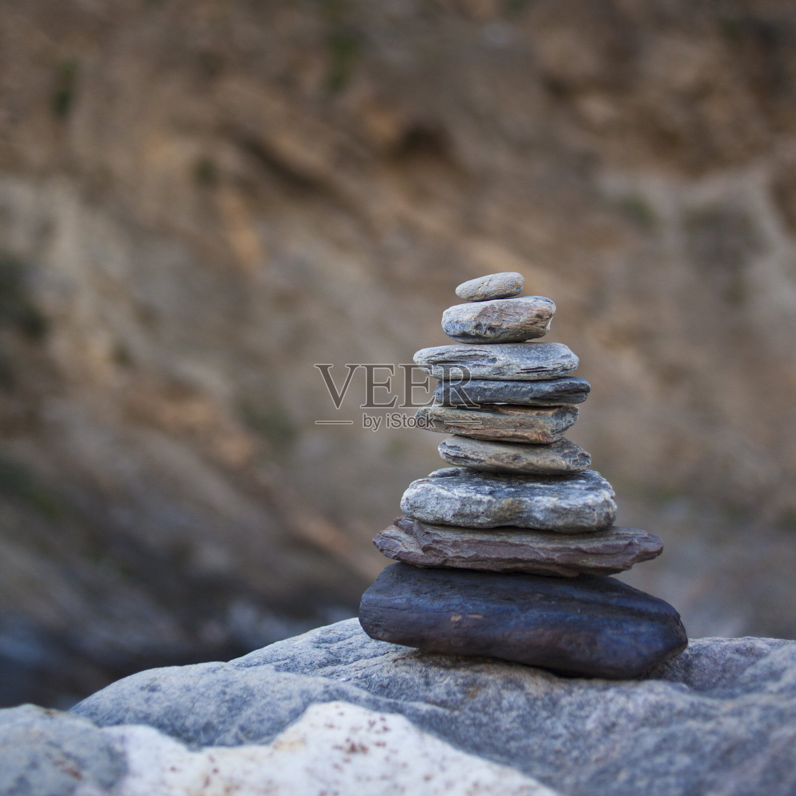 平衡的石头。照片摄影图片