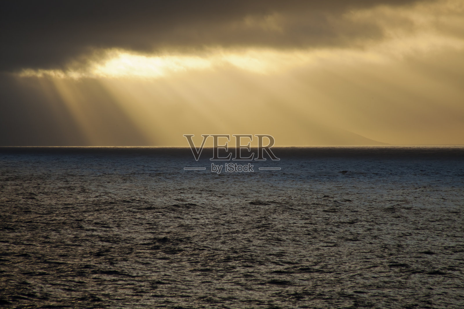 海面上的日落。照片摄影图片